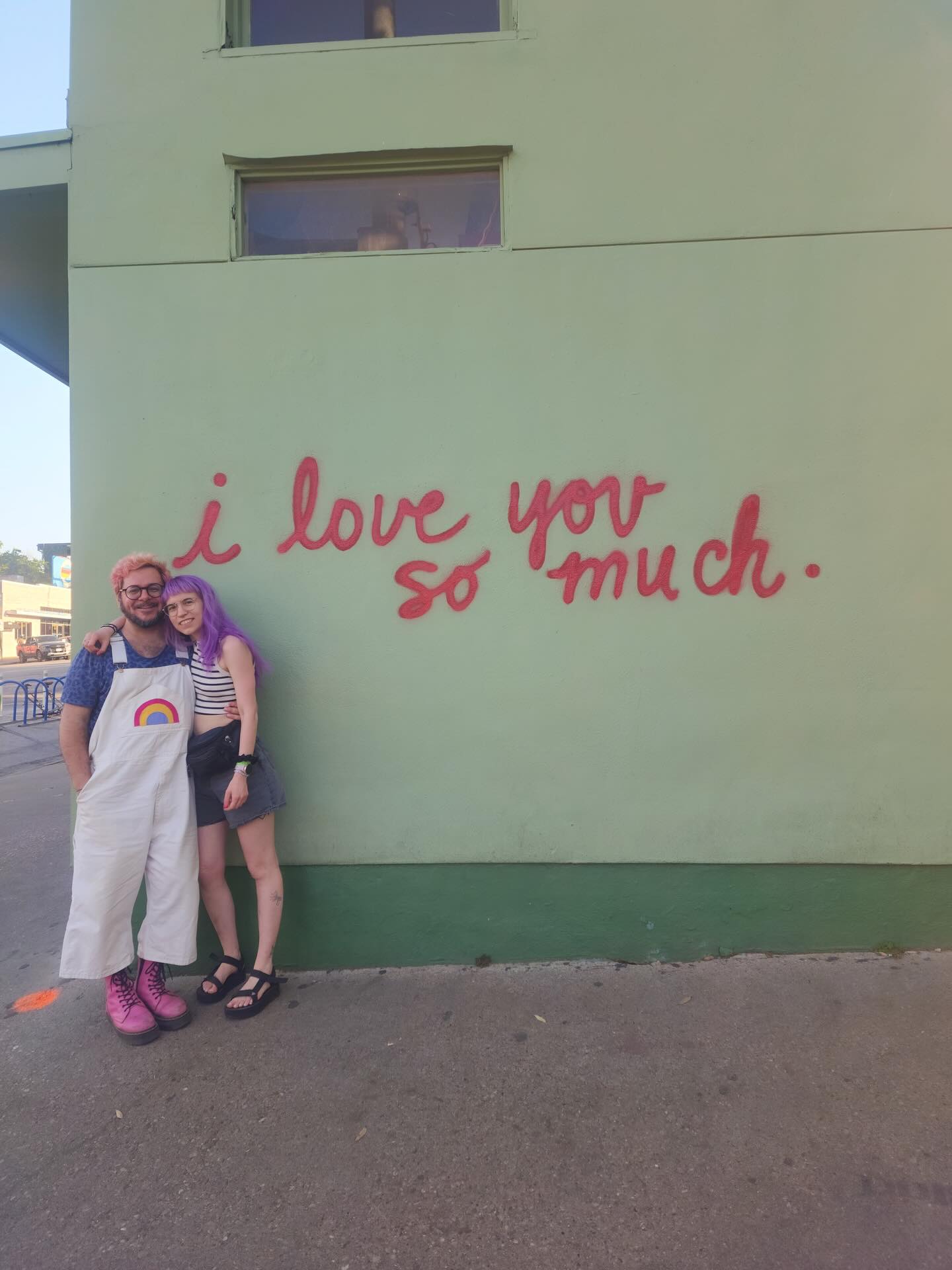 Yay! I’m feeling so grateful to have been part of @honktx this past weekend! @hollyly and I made the most of the weekend - she played with @clamorandlace and I got to perform with @laurafreemanmusic and her friends! Laura even let us stay in her tree fort in the backyard and play with her sweet dog, Bruno. We saw and made a bunch of new friends! We even got to help officiate a wedding 💖 and go on a bat 🦇 boat tour! Smiley faces seemed to be the theme of the whole weekend ☺️ 10/10 would recommend doing it again 🌈🖍️🎷🎺🥁💕