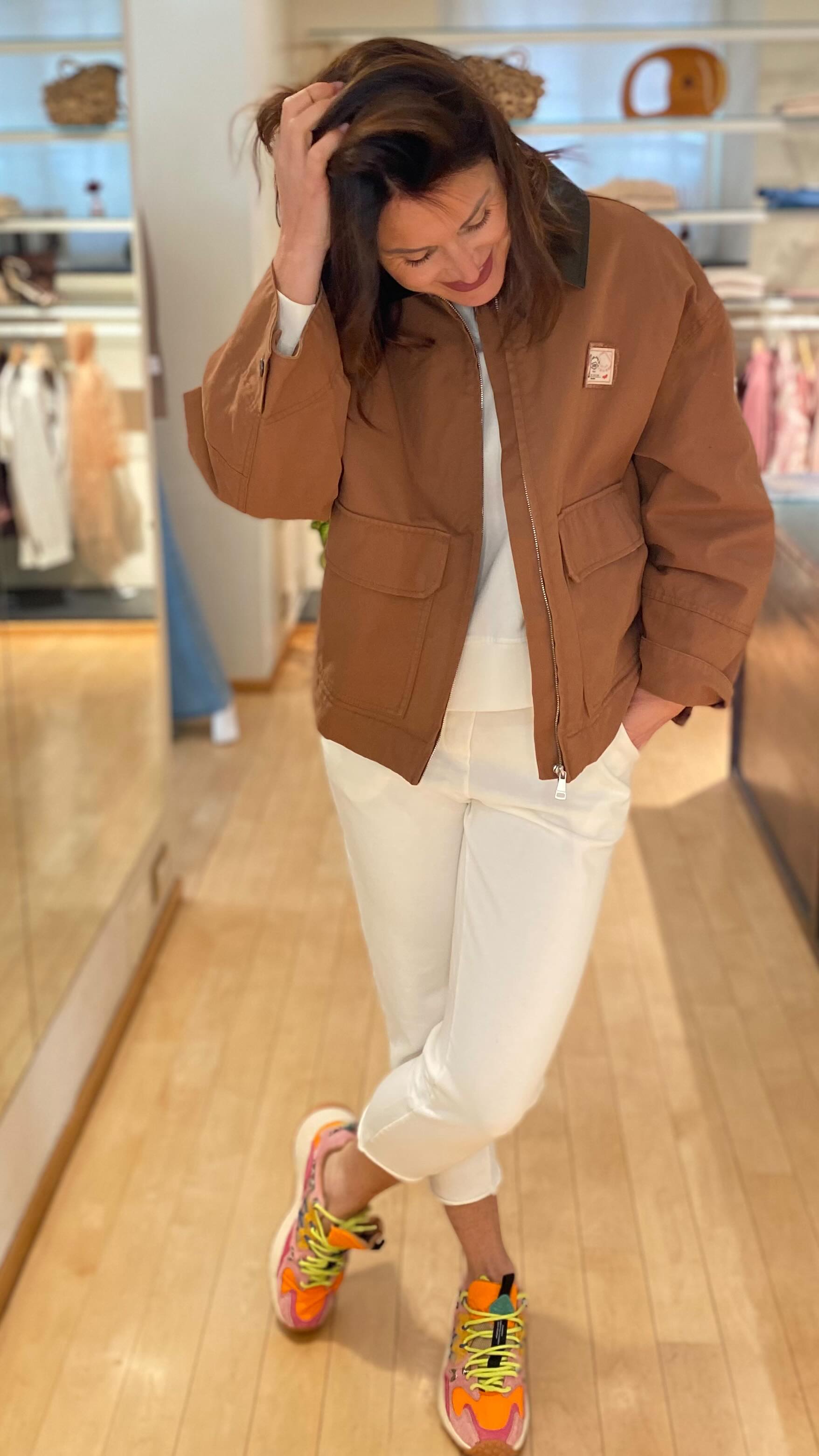 Un look sportivo e 3 capi spalla!
Quale vi piace di più?
T-shirt @noumenoconcept €105
Felpa @noumenoconcept €140
Pantalone @noumenoconcept €140
Giacca @weekendmaxmara €399
Bomber @alysiofficial €595
Giacca @phisiquedurole_official €480
Ginnica @flowermountain_official €239
#tutadonna #abbigliamentodonna #altamoda #luxuryfashion #outfitideas