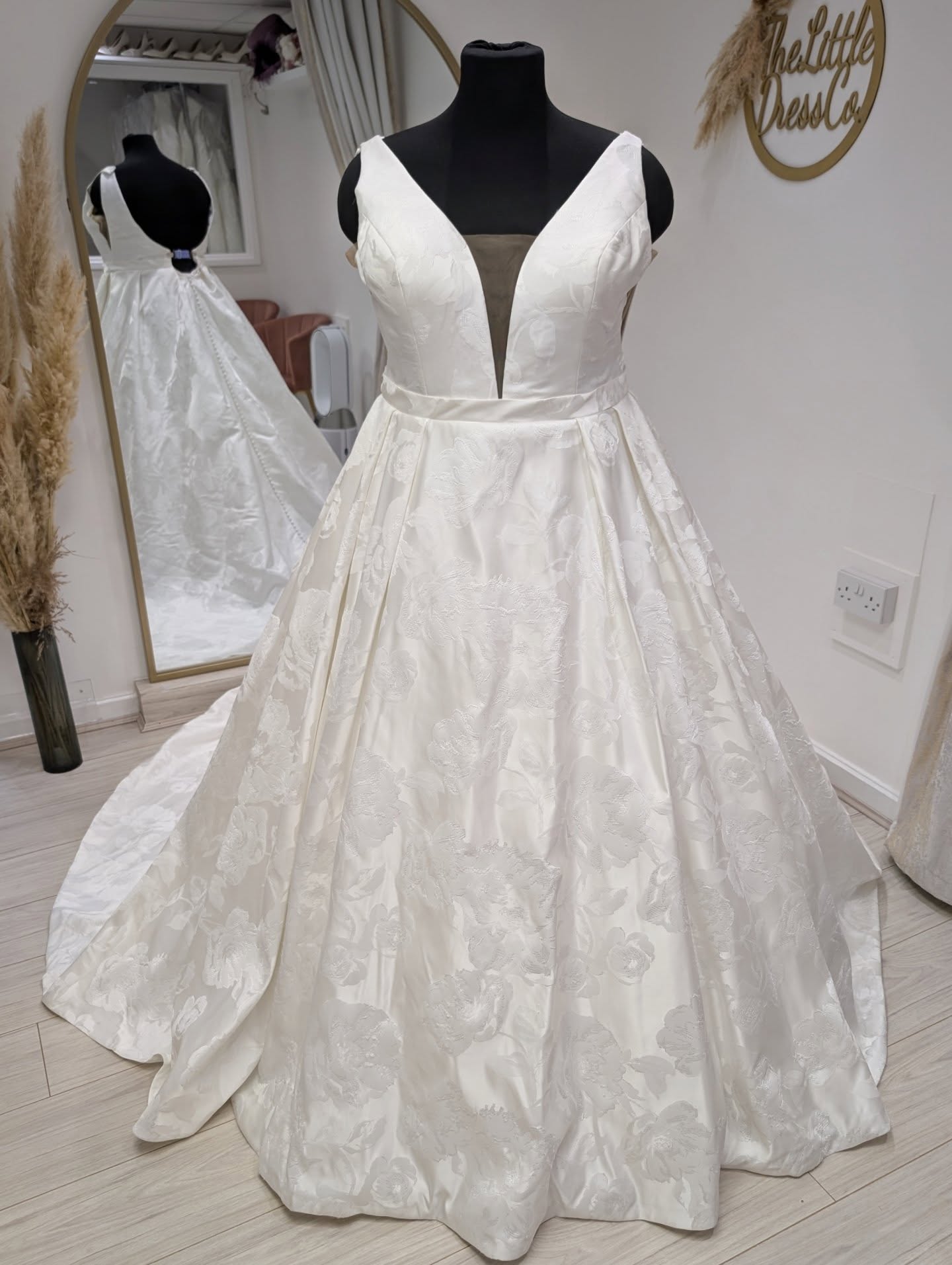 Beautiful Islay is a gorgeous brocade ball gown from Justin Alexander, available in a high street size 18-20 😍💐