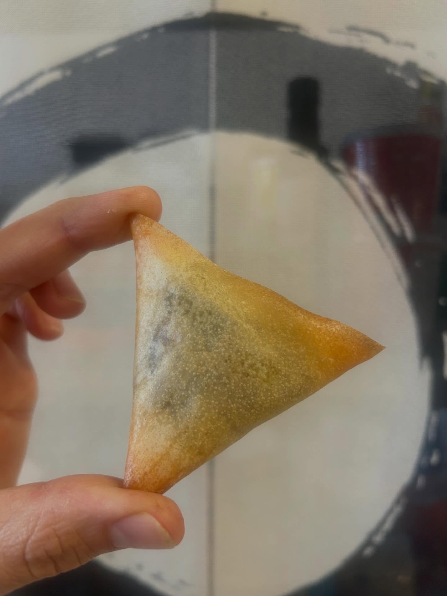 Press play … month of march in a few slides 📸
1. Samoussa champignons, fromage frais & herbes fraîches
2, 3 et 4. Apérooos dînatoires
5. Les petits complices en cuisine 👨🍳👩🍳
6 et 7. Dégustations pour les mariages de cet été 💕
8. Bentos tournage 🎥
9. Focaccia cinnamon roll, banger ! 💥
10. Lavaux 💙
11. 👶🐣
12. Bento onegaishimasu !
13. Les beaux légumes du @les_jardins_du_closy
14. Taco thaï végétal, sauce satay
15. Œufs caramel
16. Lunch break : khao tom (soupe de riz)
17. Tourte chocolat blanc citron, cœur au lemon curd 🍋
18. Roulés printaniers 🌸
19. Atelier de cuisine végétarienne et vins d’Antoine et Denis Bovard
20. Prochains pop-ups en cours d’élaboration 🤩