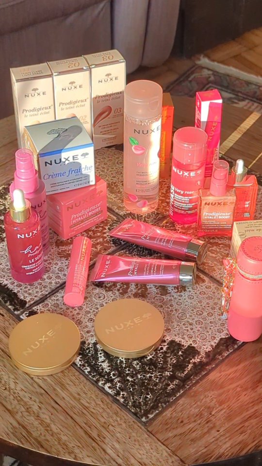 UNBOXING ✨
Toujours un plaisir de recevoir ce genre de colis 🤍
En tant que maquilleuse, tester de nouveaux produits fait partie de mon quotidien… mais je ne m’en lasse jamais 😍
Découvrir de nouvelles textures, de nouvelles senteurs, et imaginer déjà comment les intégrer dans mes mises en beauté et mon kit… c’est clairement la meilleure partie du job.
Merci pour cette belle attention @nuxe 🩷
Hâte de les tester sur mes prochains shootings et mariages !
Et évidemment, toujours partante pour découvrir de nouvelles marques et pépites ✨
_____________________
#unboxing #nuxe #maquilleuselyon