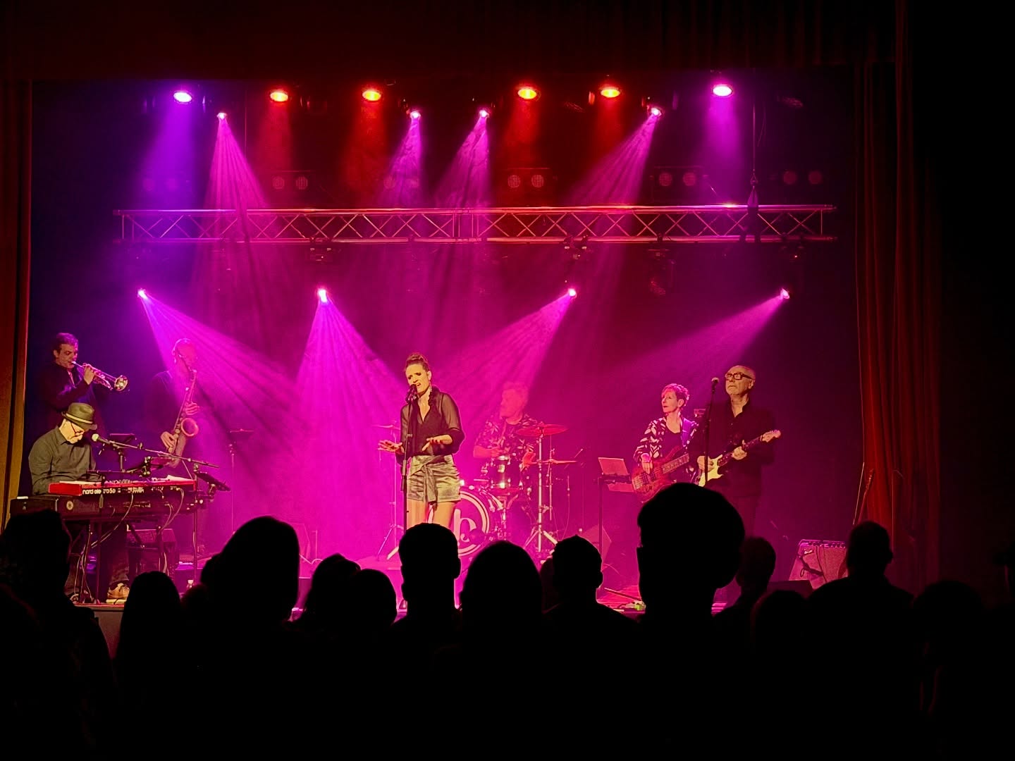 Wo wow wow!
Blues im Madlen - die diesjährige Ausgabe mit @freddieandthecannonballs @larissabaumannmusic @phipubluedoeg @bernardallisonmusic war ein tolles Spaktakel!
Im Auftrag von @stagepower.ch durften wir die zwei Tage mit den tollen Künstlern auf der Bühne verbringen und es hat gerockt!
Das Publikum war begeistert und zum Abschluss spielte @bernardallisonmusic sogar eine Stunde lang Zugabe 🤘
Wir freuen uns bereits auf die kommenden Shows im @kinotheatermadlen ❤️