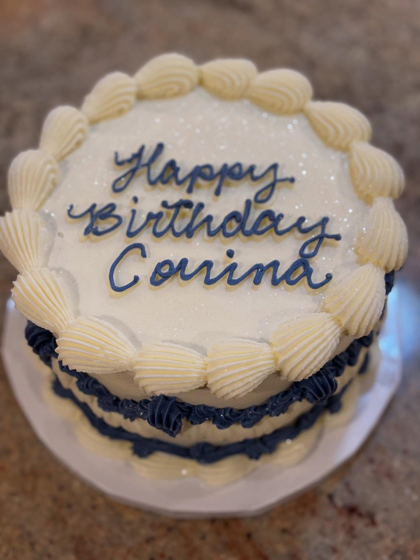 Edible glitter is my fave addition to all cakes ✨ love how this cutie ended up looking 😍
#dakhasdesserts #surreybaker #birthdaycake #vintagecake #glitter