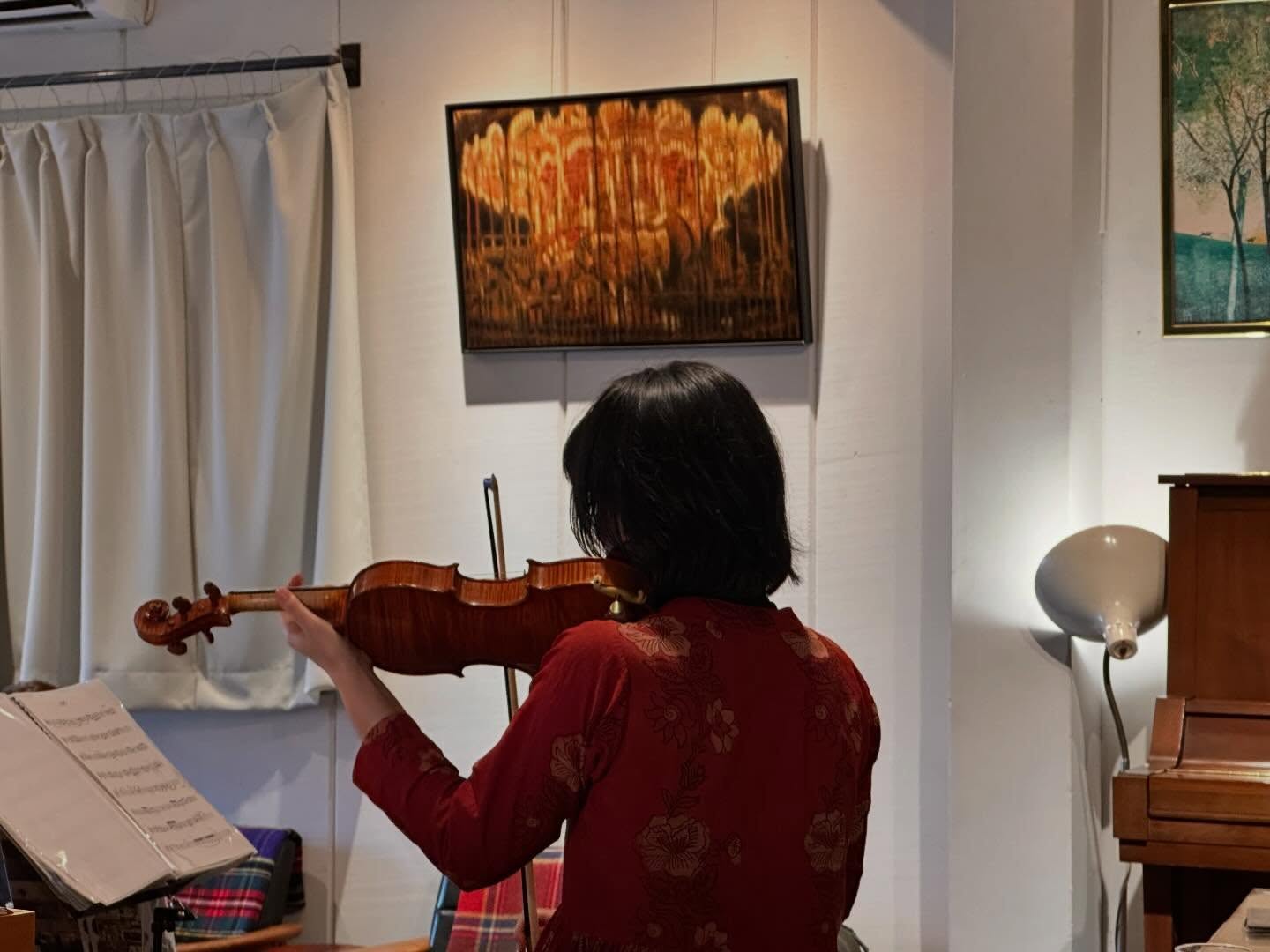 
〜生演奏の夕べ〜
本日は静かな雨音ともに
酒井奈央さんのヴァイオリン生演奏でした🎻
足元の悪い中、たくさんのお客様にご来店いただき誠にありがとうございました😌
時間の酒井さんの演奏は
5月9日(土)です。
ーーーーーーーーーーー
〜月光荘ファルベ 生演奏の夕べ🎻〜
▪日付:2026年4月4日(土)25日(土)
▪時間:①15:00〜②16:00〜
▪参加費:ワンドリンクオーダー
紅茶とスコーンを頬張りながら贅沢な生演奏BGMが月光荘ファルベで奏でられます。絵の具工場で過ごす、優雅な午後を。
📯月光荘ファルベで生演奏をしてくださる音楽家の方を随時募集しております。詳細はHPへ。
〜レディースバレエ•ストレッチクラス🩰〜
▪日付:2026年4月18日(土)、19日(日)
▪時間:13:00-14:00
▪参加費:¥1500
▪HPから事前申し込みの上ご参加ください
〜マイカラー・ラボ〜
🌈3カラーズ
▪️参加費:2,200円(税込)
▪️ファルべ営業中はいつでも体験可・予約不要
▪️最終受付:閉店の1時間前
月光荘の絵の具工場で実際に使用している顔料とバインダーを使って、参加者自らの手で水彩絵の具を練り上げます。
🌈9カラーズ
※予約必須
▪️日時: 3/4,5,11,12,18,19,25
▪時間:12:00-13:30(90分)
▪️参加費:¥6,600〜
▪HPから事前申し込みの上ご参加ください
基本の三原色を含む全9色の顔料から、オリジナルの水彩絵の具を2色制作します。完成した絵の具を使ってアクリル板に色を重ねて世界にひとつ、あなた色でつくるアートワークを仕上げます。
〜いろあそび・ラボ〜
🌈クレヨンや色鉛筆
喫茶に常設している画材クローゼットには無料で使える色鉛筆やクレヨンなどがぎゅっと詰め込まれています。スイーツを頬張りながら、大人も子どもも、気軽にお絵かきを楽しめます。
もしお気に入りの絵が描けたら、その場で存在感たっぷりの丸い缶バッジにすることもできます。今日の思い出を残せるアート体験はおひとつ¥1,100。
◾️ファルべ営業中はいつでも利用可・予約不要
〜🍿フライデーシアター〜
◾️毎週金曜日
▪️場所:月光荘ファルべ/喫茶スペース
▪️¥ワンドリンクオーダー
毎週金曜日、ファルベは「街の映画館」に変わります。パブリックドメインの懐かしの名画からアニメ映画まで、多彩な上映作品をご用意。月光荘ファルベならではの音にこだわった豊かな音響空間で、映画とおしゃべりを肴に、特別な週末の幕開けをどうぞ。
ーーーーーーー
📯月光荘ファルべ📯
埼玉県入間郡三芳町竹間沢324-6
金・土・日 11:00-17:00
※L.O.16:30
※営業日の変更はInstagramにてお知らせします
※最寄駅:東武東上線みずほ台駅
※近くに有料駐車場もございます
※キャッシュレス決済のみ
ーーーーーーー