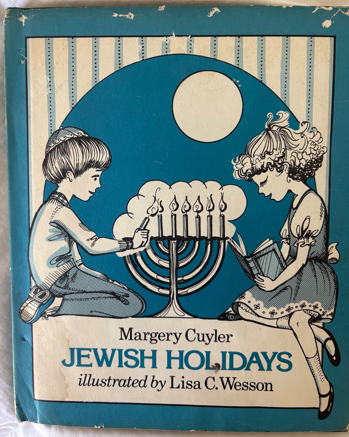I’m thinking of all my wonderful Jewish friends as Passover approaches. My very first published book, Jewish Holidays, made its debut in 1978. At the time I was dating a rabbi! The relationship didn’t work out, but Henry Holt, now part of Macmillan, published the book . Eventually I started a line of children’s books called Shofar Books when I was the publisher of titles for young people at Marshall Cavendish. This led to consultancy work for PJ Library which is a phenomenal non-profit organization. Check out their program at pjlibrary.org. Chag Pesach Sameach! @kidlitv @juliegribblenyc