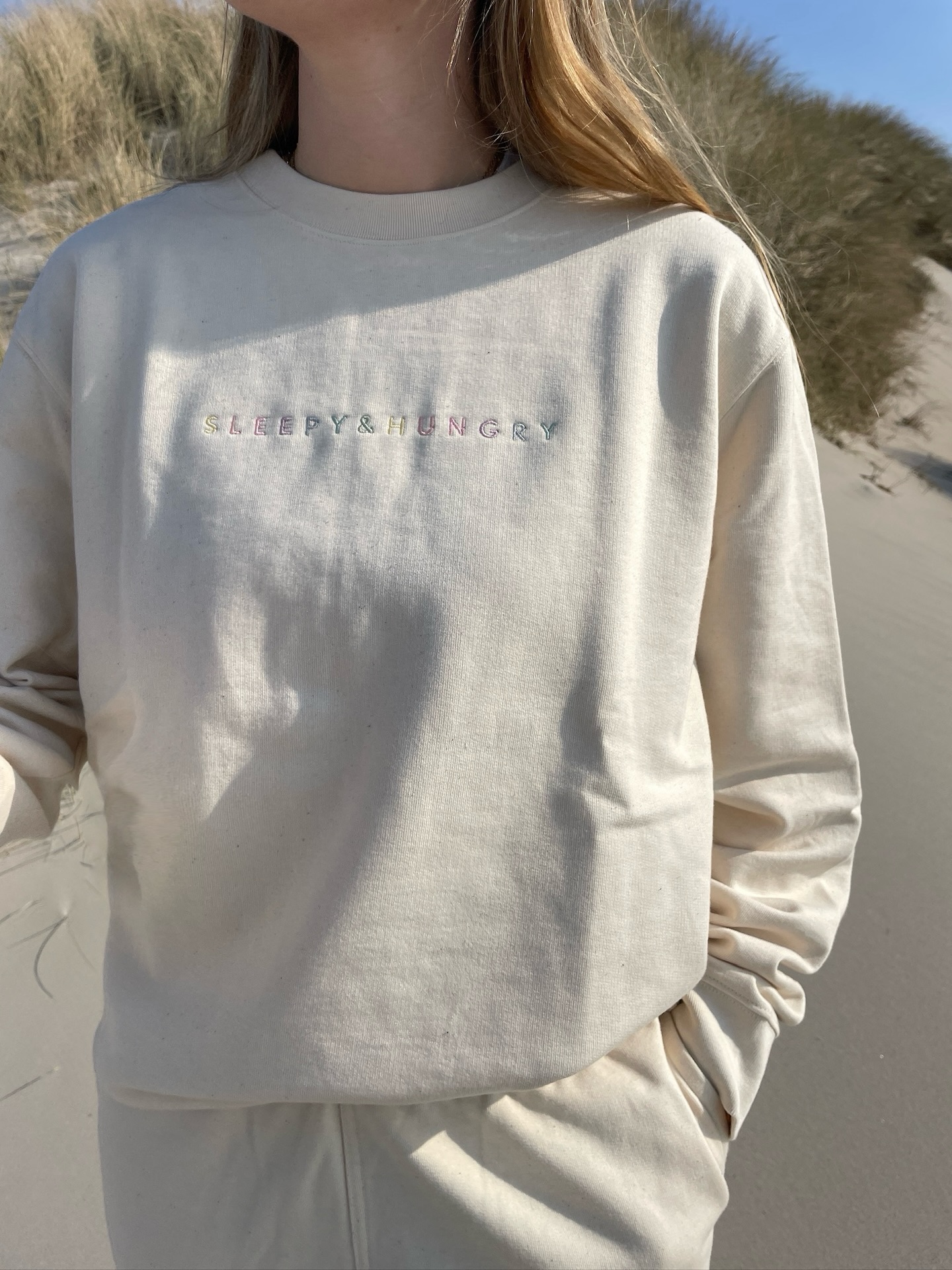 SLEEPY & HUNGRY
Unser Plan fürs lange Wochenende:
ganz viel schlafen & essen 😌
Wir hoffen, ihr habt ein richtig schönes, entspanntes langes Wochenende 🧡
Auf dem Bild:
‘Rainbow’ Stick Design auf einem natural Sweater und Jogger in L
———
#type #personalisierbar #sweater #jogginghose #cosy