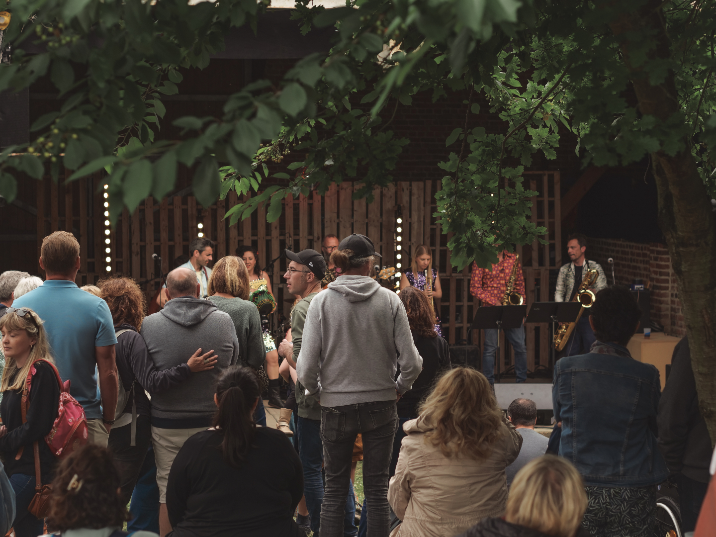 🎟 La billetterie de Chez OIM Fest’ 2026 est ouverte !
Les pass 3 jours sont en nombre limité, tout comme les places pour la Randolive du dimanche 7 juin. Pensez à réserver vite. Les dons et les tickeso, eux, sont ouverts sans limite : merci pour votre générosité et pour l’accès à la culture pour tous.
📅 Rendez-vous du 5 au 7 juin 2026 à Noyelles-sous-Bellonne pour trois jours de musiques du monde, de rock psyché, de rap engagé et de belles découvertes.
🎶 Programme :
VENDREDI 5 JUIN
19h : ouverture des portes
20h : David Cranf (électro-chanson)
21h : Hobo Trippin' (post-folk)
22h : Zalinka Quartet (world)
SAMEDI 6 JUIN
19h : ouverture des portes
20h : M'sieur Jacq (slam-punk)
21h : Voban (pop française)
22h : Autofocus (rap)
DIMANCHE 7 JUIN
10h30 : Randolive / randonnée avec Stephane Hocquet (conte musical)
14h : ouverture des portes
15h : Red Banjo (bedroom pop)
16h30 : Hamada (rock psychédélique)
💸 Tarifs :
10 € le pass 1 jour (prévente) - 15 € sur place
20 € le pass 3 jours (prévente) - 30 € sur place
Gratuit pour les moins de 12 ans.
Randolive gratuite sur réservation.
On a hâte de vous retrouver à la grange pour cette 12e édition de Chez OIM Fest’ !
https://www.rencontresculturellesdeproximite.fr/