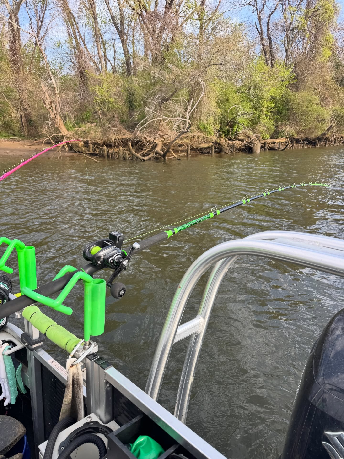 You know your guide trip guests have good taste when they show up with @catchthefever_outdoors Ravix rods!