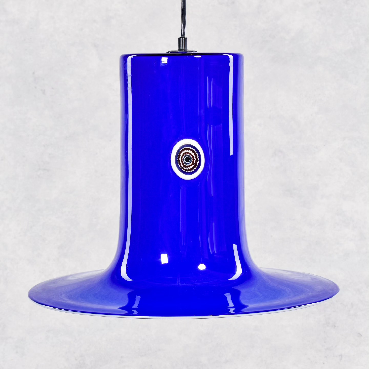 Färgglad belysning i blått och orange månadens katalog! Här ser vi följande objekt:
Bild 1:Taklampa Gino Vistosi Murano, glas med blått överfång och millefioridekor
Utrop: 1 200 - 1 500 sek
Bild 2: Golvlampa med fot, kropp och skärm i orangelackad plåt
Utrop: 1 000 - 1 200 sek
Bild 3: Golvlampa tillverkad av mässing samt orangefärgad metall med skärm tillverkad av textil med dekor föreställande växtlighet
Utrop: 1 000 - 1 200 sek
Bild 4: Bordslampa med en ljuskälla tillverkad av glas i vita & orangea toner
Utrop: 1 000 - 1 200 sek
Fullständig auktionspost går att hitta i katalogen via vår hemsida norrlandsauktionsverk.se
#norrlandsauktionsverk #auktionsfynd #auktion #auktionsverk #auktionsverket #konst #design #hantverk #presenttips #lampa #belysning #bordslampa #golvlampa #inredning #orange #blått #murano #muranoglas #vistosi