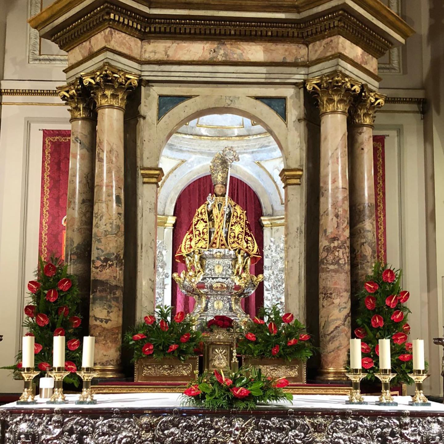 Como cada año, adornar al Santo es nuestra mejor tradición familiar.
🔻Viva San Fermín🔻
#losviviremos