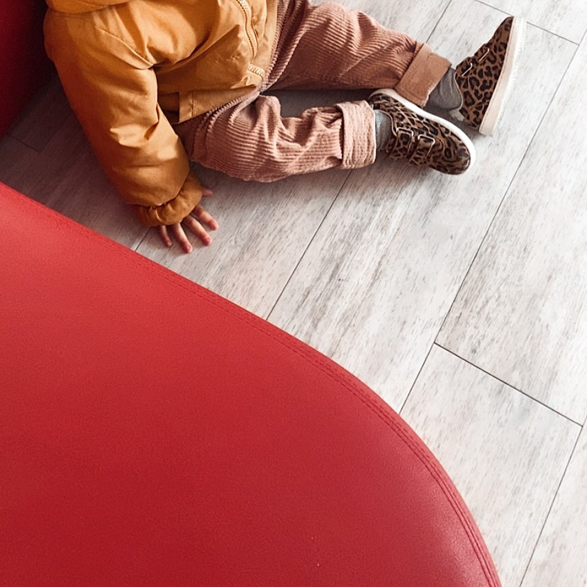 • MAMAN C’EST QUOI TON MÉTIER ? •
Parfois je l’imagine grand, avec ses camarades d’école.
(J’espère de tout mon coeur qu’il y sera heureux et épanoui d’ailleurs…)
Et si on lui demandait que fait sa maman comme travail, j’adorerais que la première chose qui lui vienne à l’esprit, c’est de ne pas trop savoir car il verrait avant tout une maman disponible pour lui, qui rit, joue, discute, cuisine avec lui.
Et pas une maman pressée, stressée, inquiète ou débordée de travail.
Et puis en réfléchissant bien, j’adorerais que ça lui revienne en des propos comme :
« Maman, elle fait des photos, elle écrit, elle ramasse des fleurs, les fait sécher et après elle crée des jolies choses avec, elle chante, elle danse, elle boit du cacao et elle donne des cours de yoga.
Aussi, elle organise des retraites : c’est comme des vacances qu’elle prévoit dans des beaux endroits en pleine nature et qui font du bien à tout le monde.
Des fois, j’y vais avec elle et j’adore ! »
(Car oui, je continue de nourrir l’envie que les mamans puissent s’offrir ces espaces même avec leurs petits et qu’ils vivent eux aussi des moments riches et précieux)
« Ah oui et puis aussi, parfois, elle dessine sur la peau des gens avec une aiguille. C’est des moments très spéciaux parce-que c’est des dessins qui s’effacent jamais et qui veulent dire quelque chose d’important. »
J’imagine tout ça dans un environnement qui nous rend vraiment heureux, dans une maison et un quartier dans lequel on se sente en harmonie.
Et je glisse dans l’image de rêve un bel amoureux, gentil, intelligent, serein, joyeux, souriant, communicatif, créatif, courageux, généreux, attentionné et qui soit un beau père aux petits soins. (Oui on a le droit de rêver GRAND ! Et donc toi aussi ❤️)
Et toi, comment voudrais-tu que ton enfant (réel, à venir ou imaginaire) te décrive ?