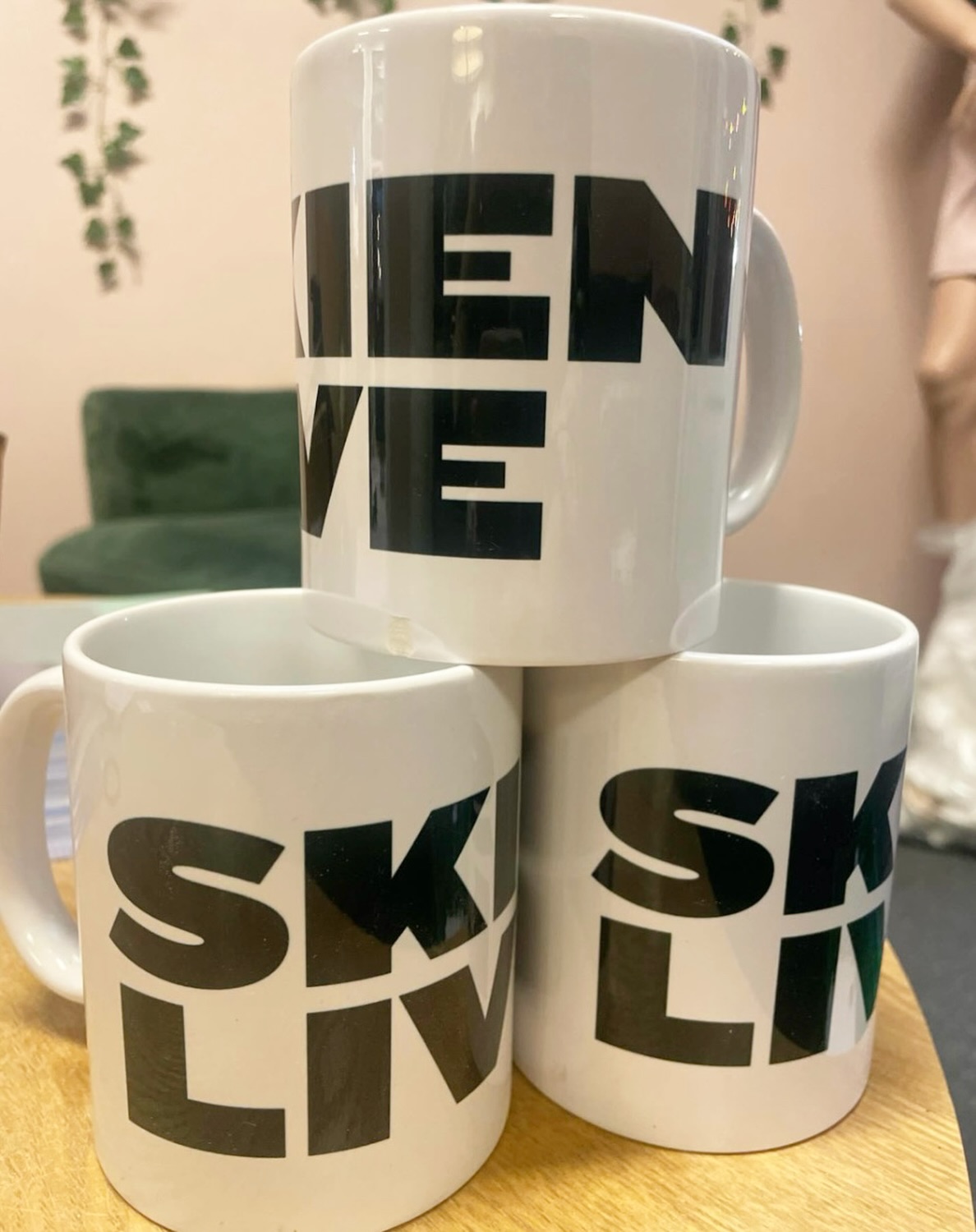 Hallo!! Trenger du en Skien Live kopp?🔥 Vi har noen veldig få igjen, 🫶🏻 men nå gir vi bort En, 1, The One and Only. Limited Edition 🚀 Svar oss her da ⬇️ Trekkes påskeaften! 🐣Piiip!!