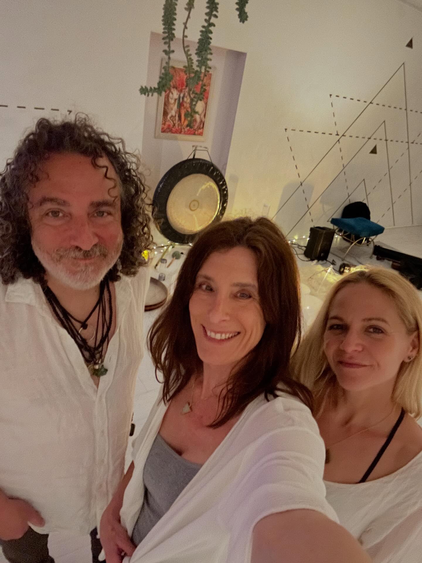 The Sonic Being sound bath residency at Light on Lotus has been a blessing over the last few years. Grateful to provide sonic rejuvenation to our community and the ever-expanding talent that helps deliver these meaningful sessions. Thank you @chrismurphyviolin for sharing your talents and @guidedbylinda for assisting.
🌻 @lightonlotus 🌻
🎶🛁🙏💫
.
#soundbath #violin #soundmeditation #musicheals #springseason