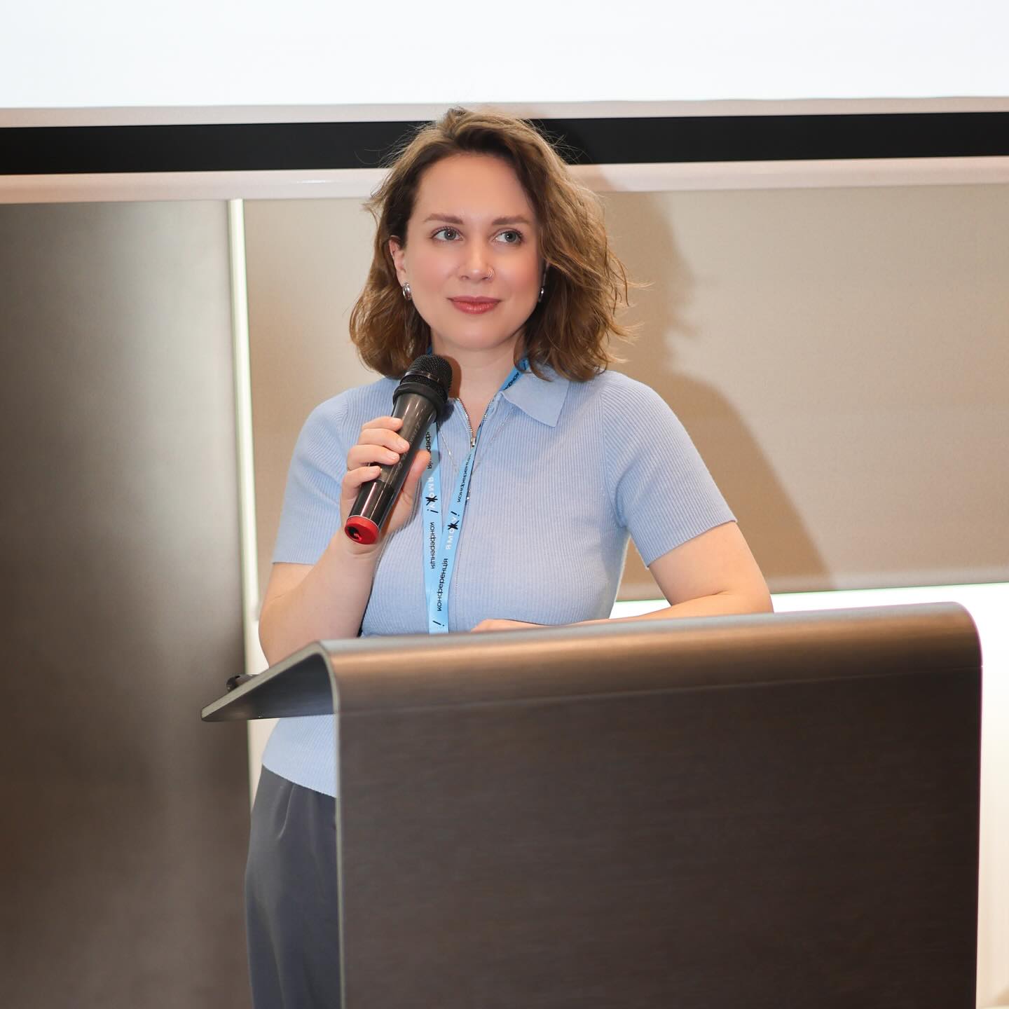 Я бачу ваших дітей.
Бачу, як вони добре складають пазли. Як знають дорогу в клініку з першого разу. Як їм не важливо, як мене звати, але памʼятають, що в мене чорна киця на заставці телефону. Як на моє необережне питання «Як твої справи», вони відповідають «Зліва». Як вони говорять англійською зі справжнім британським прононсом. І мугикають Моцарта десь в кутку кабінету, поки я читаю медичні висновки.
Я бачу сильні сторони ваших дітей, не лише виклики.
І не лише я так бачу, повірте.
Я бачу вас.
Бачу, як ви хочете отримати відповідь на питання «Чому?». Як я вас дратую своїми «не думаємо про завтра, зараз - лише мистецтво маленьких кроків». Бачу, як хочете конкретики. Бачу, як ви робите багато, як стараєтесь, які ви втомлені. Які фрустровані, коли відкат або «все, як треба, а прогрес повільний». Бачу, як це дорого.
Бачу не тільки я. Все більше фахівців, батьків, просто звичайних людей бачать дітей з аутизмом, дорослих людей з аутизмом.
Ваші діти не невидимки. Вони - просто діти. Передусім, діти.
В цей день хочу підтримати кожну дитину та дорослу людину із аутизмом, а також тих, хто про них турбується.
Хочу побажати сил та наснаги батькам та щасливого дитинства (попри все) кожній дитині.
А батькам нормотипових дітей нагадати. Ваша дитина - нормотипова, бо просто так сталось. Могло би бути геть по-іншому. Памʼятайте, що збіг міг бути і не на вашу користь. Особливо, перш ніж говорити свою дуже важливу думку, засуджувати чи робите зауваження.
2 квітня - День обізнаності про аутизм.
Про тих моїх пацієнтів, які займають особливе місце в моєму серці.
Те місце, де дійти складно, де тихо та не говорять, але де зрештою залишаються назавжди #аутизм #рас #autismawarenessday