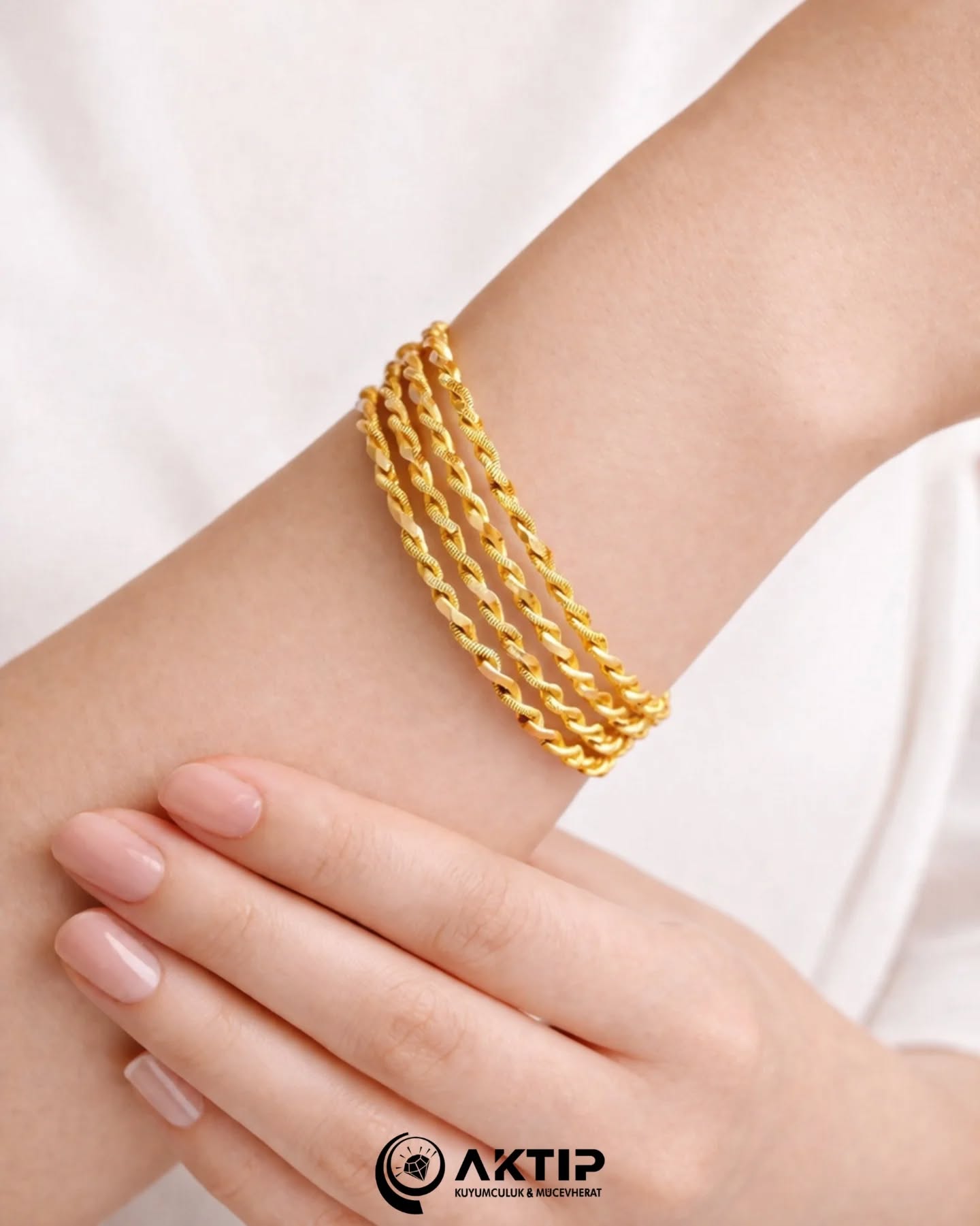 Sadece bir takı değil, nesiller boyu aktarılacak bir miras. Altının en zarif haliyle tanışın.
.
📍Kırtepe Mahallesi Hükümet Caddesi Belediye Müze Blok No:12/C Merkez/Bartın
.
📞0 541 122 74 74
📞0 555 452 00 44