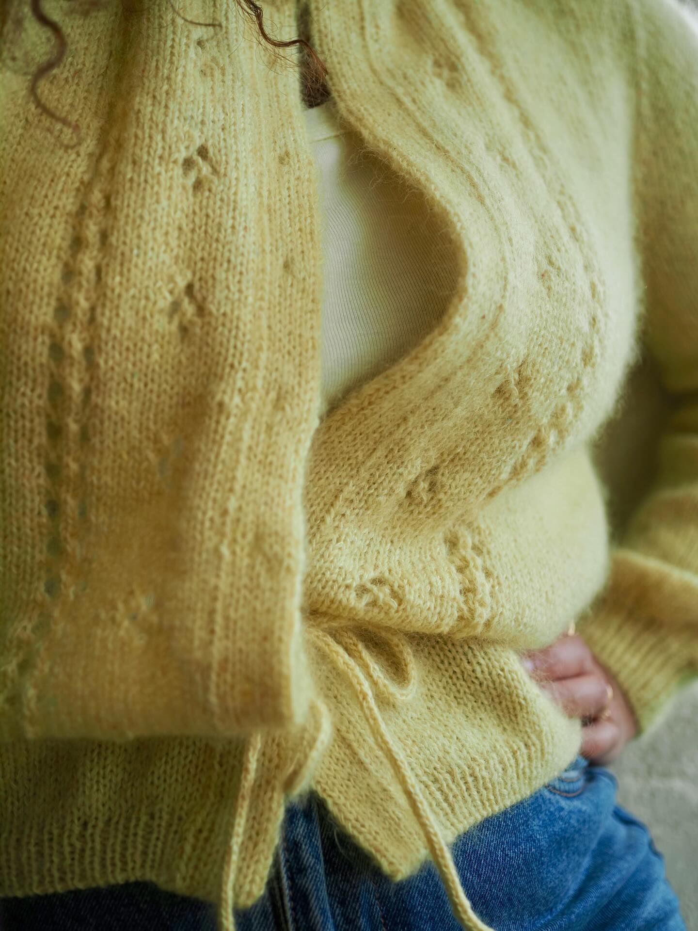 Ce qui a changé depuis la première photo : il a eu sa deuxième manche. Il est allé au blocage. Il a ses boutons. Et le test a déjà bien commencé. 🍌 Le gilet Pointelle sortira courant avril.
Fils . Tweed suprême et Soft mohair @majogarn Couleur Banana
__________________________________
#atelieremiliedesigns #pointellebyae
Tricot Knit knitting tricot
