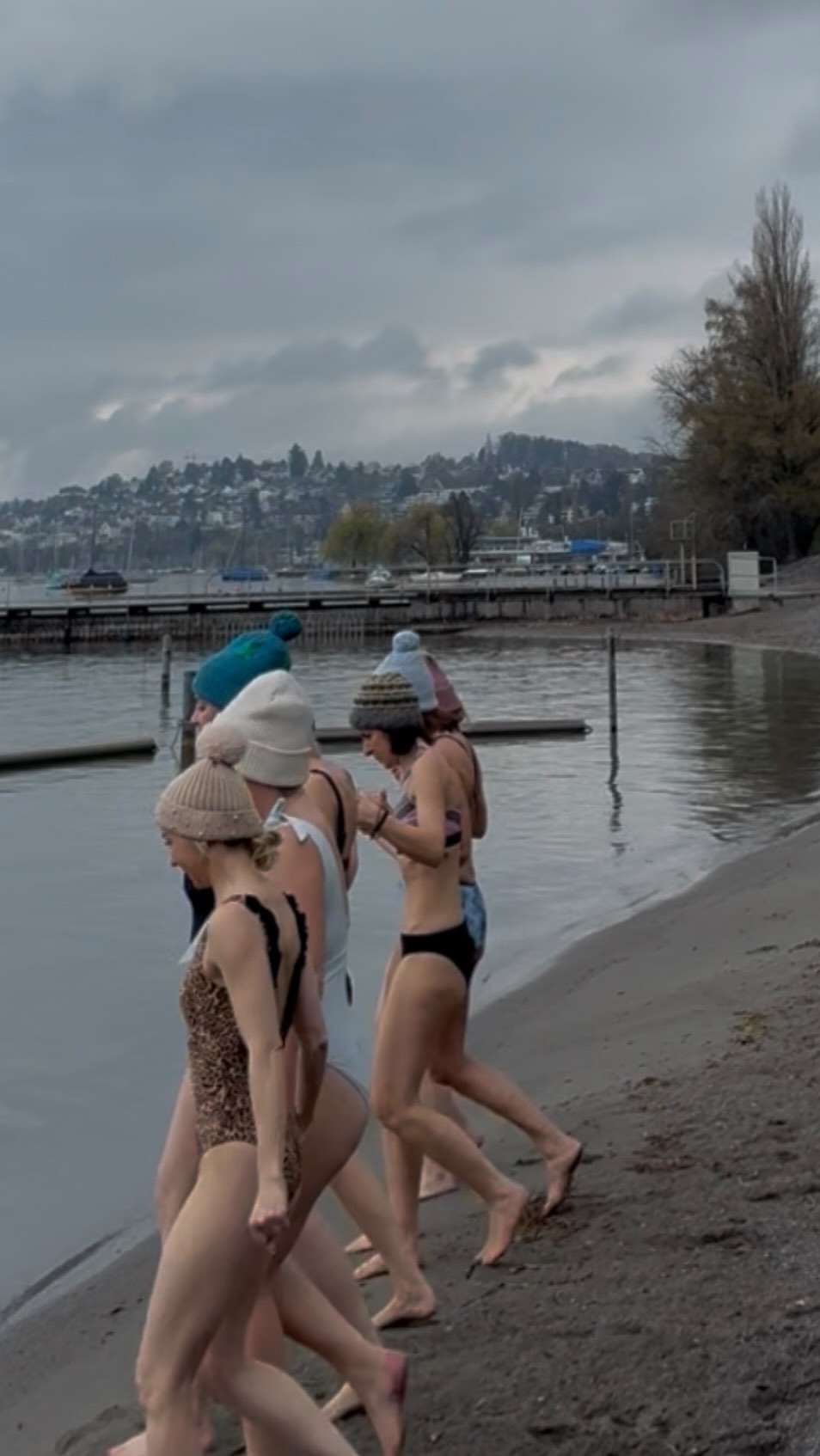 WE DID IT 🦢🤍🧊 PWG gathered for a cold plunge with @martina.lenk Certified Thermal Instructor. We started with breathing and stretching exercises, followed by a healthy brunch at SAMIGO, with an inspiring talk by @annettedytrt Athlete, professional figure skater, five-time German national champion, and former European and World Championship competitor and tasting by entrepreneur Joanna @moon_june_ch non-alcoholic aperitif 🍹
The energy was amazing in this intimate gathering, exchange business insights and inspiration 🤍🤍🤍 thank you to everyone who made it happen