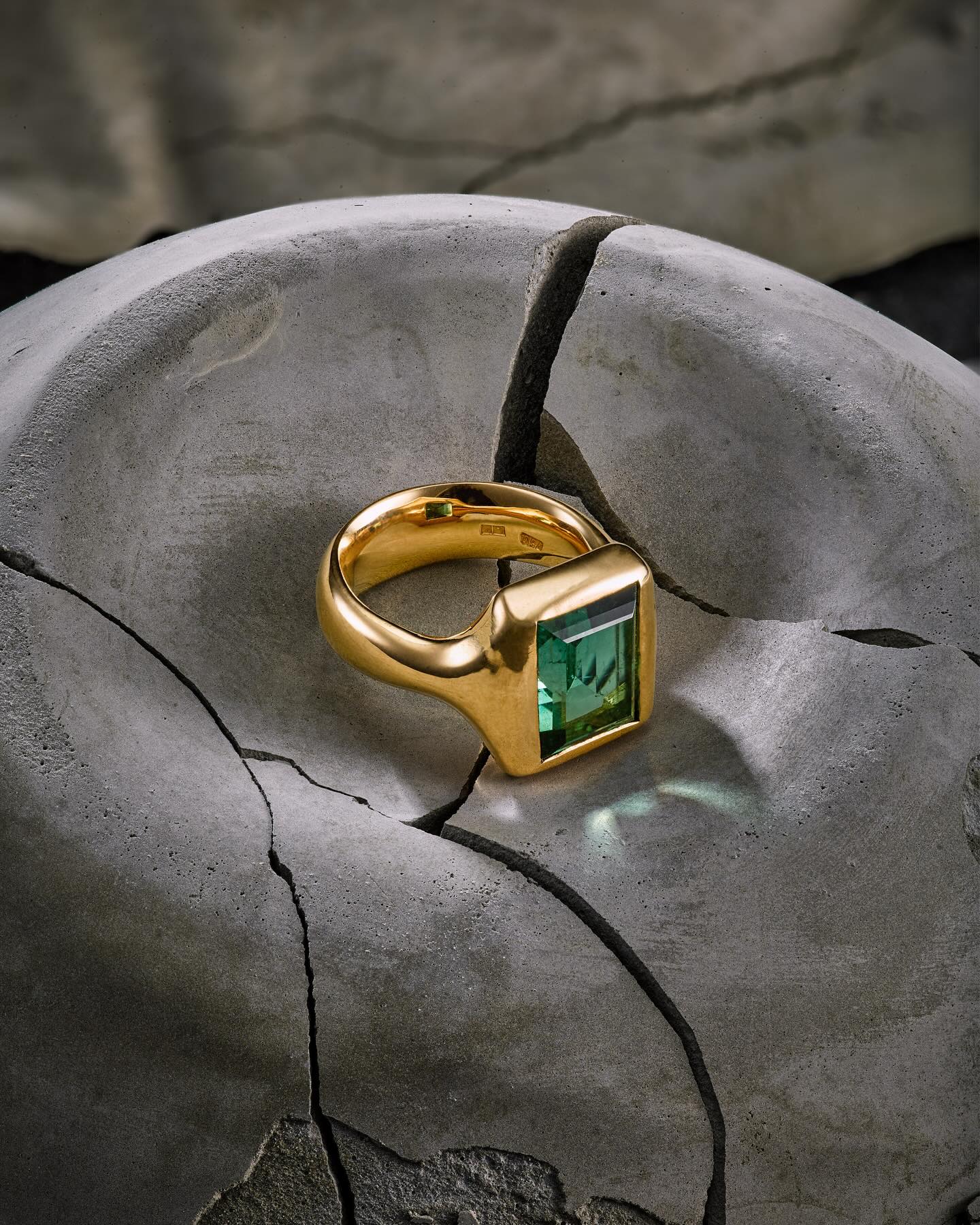 Wie ein stiller Moment im Wald: Dieser Turmalin besticht durch sein sattes, tiefes Grün und seinen lebendigen Schimmer.
Ring // Turmalin, facettiert, Baguette, grün // 20,20 Gramm // Gelbgold 750
www.uhl.ch #uhl #schmuck #gelbgold #coloredgemstones #tourmaline