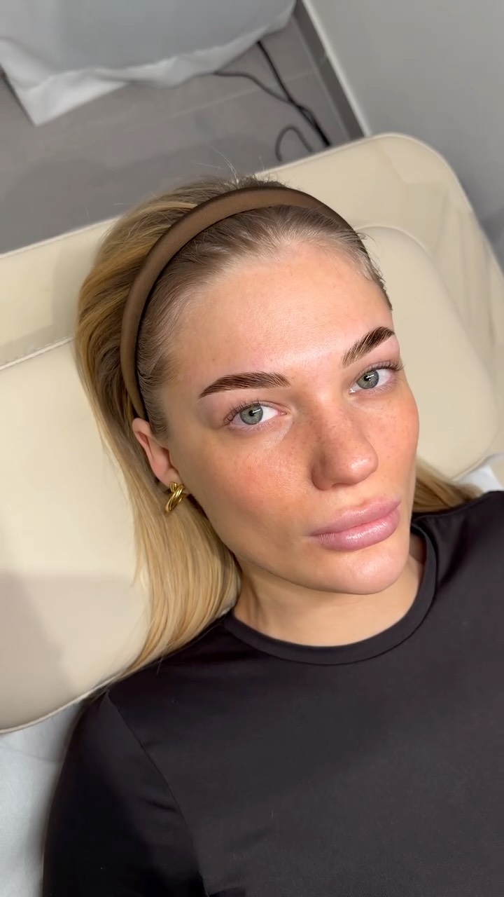 Our signature Browlift Deluxe - showstopping precision in every single step 👩🏽🎨😮💨
#BrowliftDeluxe #BrowGameStrong #BrowsOnFleek
#HappyBrowsHappyMe #Hairstrokesmünchen