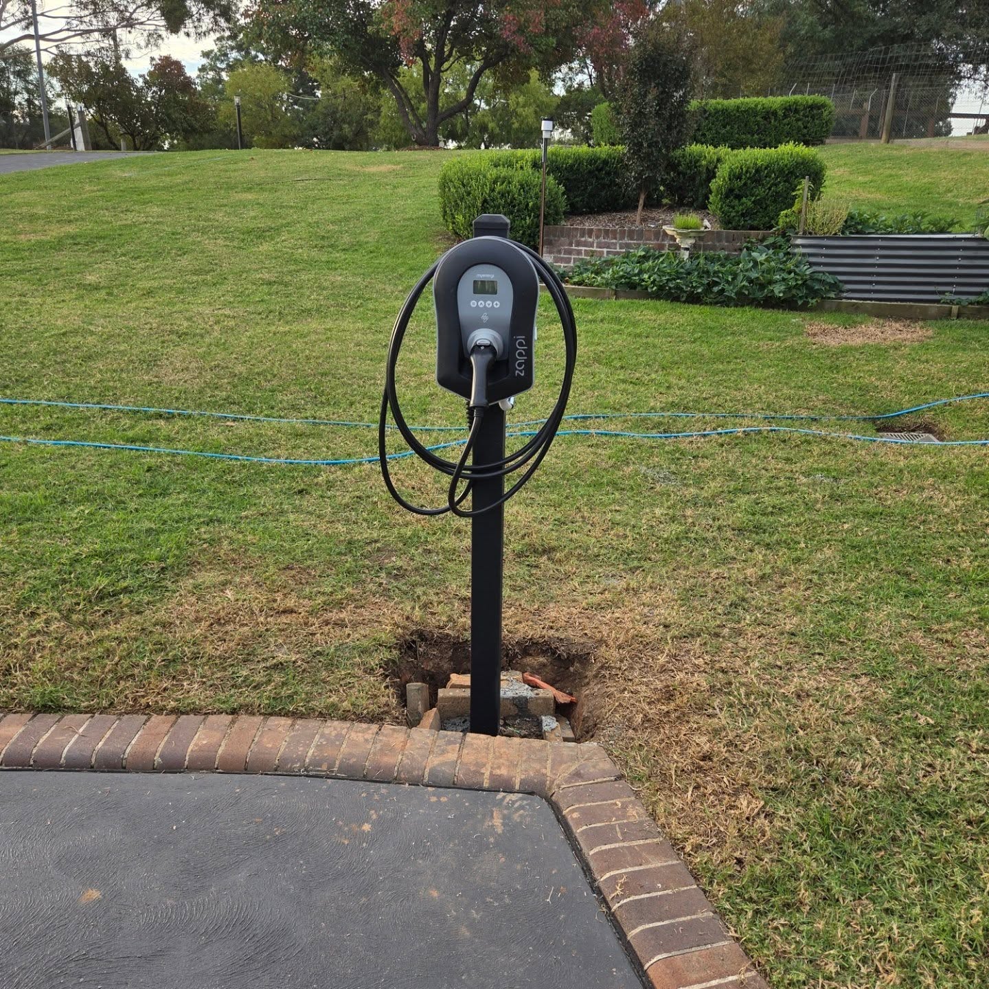 Not every EV charger has to go on a wall…
This one’s mounted on a post right next to where the car parks ⚡
Makes it simple, tidy, and no running cables across the driveway.
PS. The dirt was put back after the install was complete 😉
What do you reckon???
#evchargerinstallers #evchargerinstalll #zappi #zappicharger