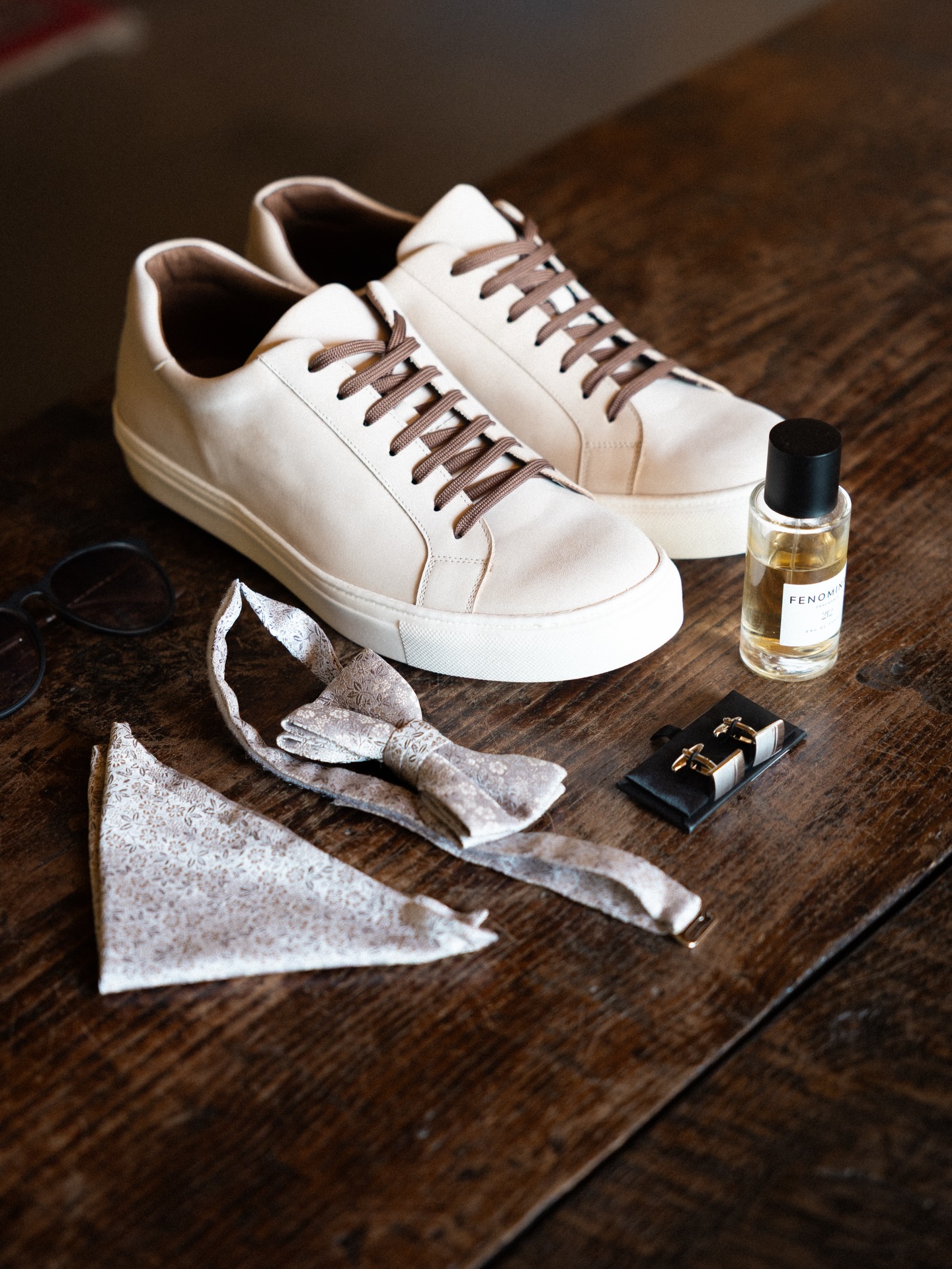 Währenddessen ein paar Räume weiter.
Die gleiche Vorfreude,
nur etwas leiser.
Ein letzter Blick in den Spiegel,
ein paar ruhige Handgriffe.
Früher hieß es, man darf sich vorher nicht sehen.
Ein bisschen Aberglaube,
ein bisschen Spannung.
Heute ist es oft einfach eine schöne Entscheidung:
diesen einen Moment aufheben.
Bis gleich.