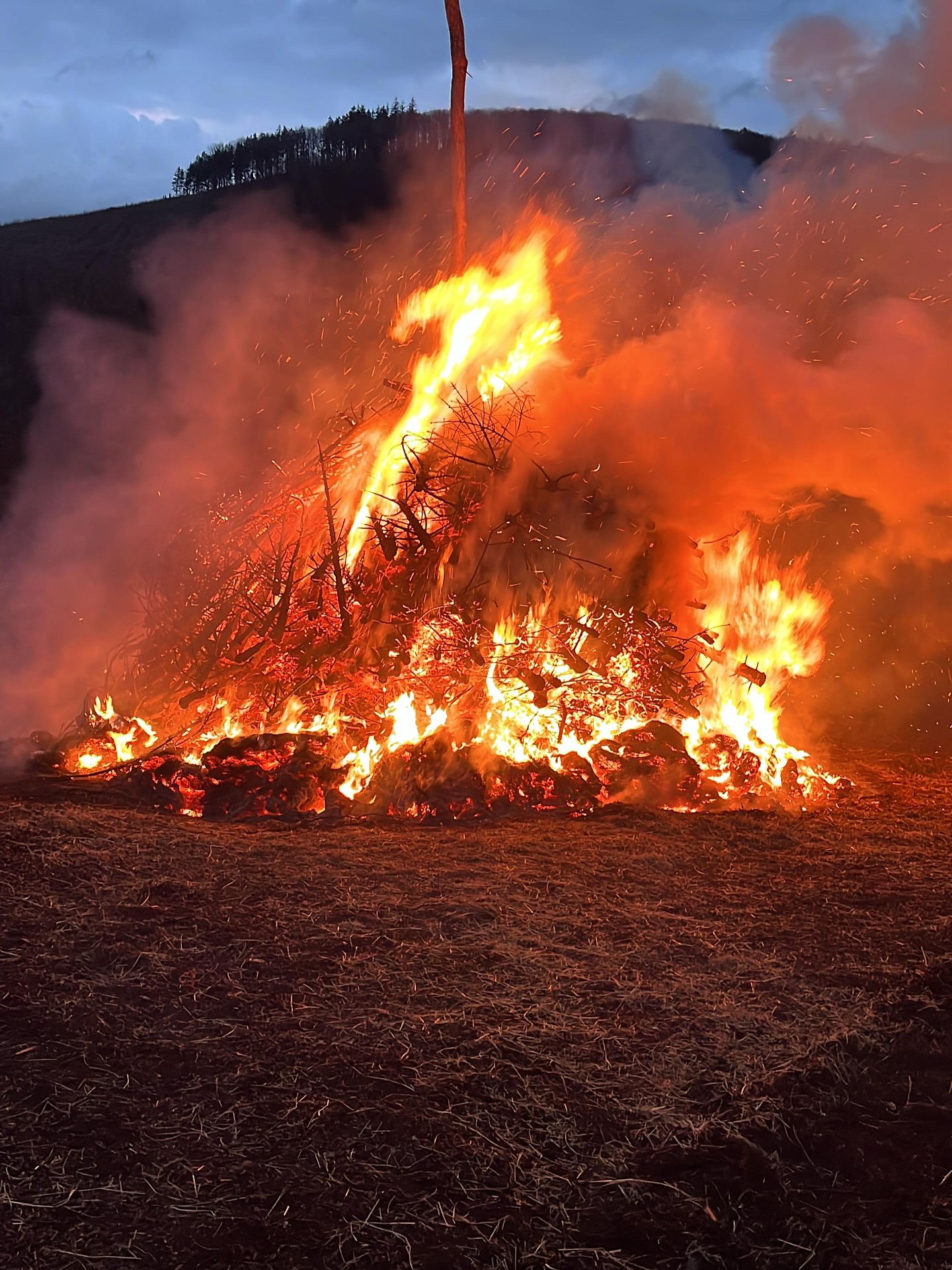 Grandioses Osterfeuer 🔥
Toll aufgebaut! Super Leistung!!🙌
Wir spielen noch einige Lieder für Euch und genießen den schönen Abend auf dem Berg.🌙
