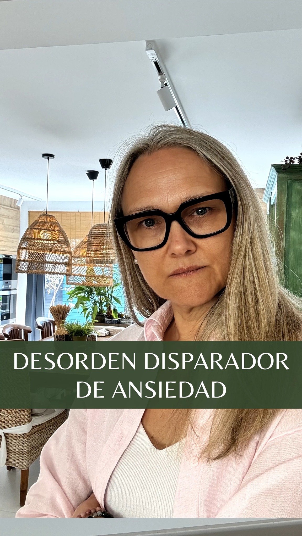 El proceso de ordenar en muchos casos es un proceso lleno de disparadores de incomodidad.
Y esto hace que la persona lo intente abordar y lo abandone a partes iguales.
Mientras que para una persona ordenada una caja es un estupendo aliado de orden en el que ir colocando objetos que va seleccionando, para una persona que lleva años viviendo entre bolsas y cajas, este recurso puede ser un disparador de ansiedad que le haga abandonar.
Abrir cajas y cajones llenos de objetos mezclados que no encontraron nunca su lugar y que ahora representan un grupo de decisiones y acciones a tomar, puede resultar desafiante y paralizador sin una hoja de ruta clara, sin la seguridad de que cada decisión y acción serán las correctas para conseguir un orden definitivo práctico y que no hay que volver a tocar.
Y el cuerpo trae esa incomodidad en forma de cuerpo revuelto, de peso en la cabeza,... entonces sientes que te encuentras mal y tienes que dejar de ordenar. El cuerpo te va a parar para evitar que te sumerjas en un proceso que no ve claro que tenga un buen final.
¿Qué te ayudaría?
Tener la certeza de que cada paso que das, cada decisión que tomas, será correcta y te acercará a tu objetivo de vivir en una casa completamente en orden. Dejar de sentir que solo mueves cosas de sitio y que ese esfuerzo no vale para nada.
Si quieres dar fin a años de intentos fallidos por acabar con el desorden y la acumulación de objetos, estate muy muy atenta porque LA SEMANA QUE VIENE puedes acceder de forma GRATUITA, al principio de ese fin, pero por TIEMPO LIMITADO✨.
#tresinteriores #LibérateDelDesorden #DesapegoConsciente #SoltarParaCrecer #AdiósAcumulación #VivirSinDesorden #PsicologíaDelOrden #CreenciasQueAtrasan #CambioDeMirada #BloqueosYDesorden #MenteOrdenadaVidaOrdenada #OrdenYBienestar #MujeresQueTransforman #ReinventaTuVida #AdiósAcumulación #ViviendoLigera #CrecimientoPersonalMujer