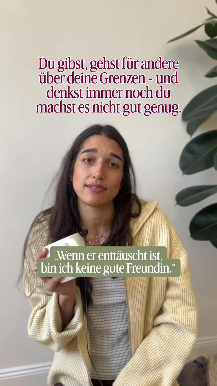 Weißt du was du bei einem unrealistischen Ideal immer mit dazu bekommst?
Die Erfahrung, dass du dem nicht gerecht werden kannst.
Also fast schon eine selbsterfüllende Prophezeiung. 🫠
Wenn du deinen Wert & „gut genug zu sein“ an dein Verhalten knüpfst,
und das Gefühl eine gute Freundin zu sein schnell verlierst,
dann übe positive Erfahrungen wirklich reinzulassen & wertschätzende Worte an dich ran zu lassen.
Viel zu oft fühlt sich das Annehmen und dich dabei spüren so verletzlich an, dass es leichter ist positive Erfahrungen abzuwehren und das Gefühl nicht zufrieden zu sein mit riesen Erwartungen an dich zu kompensieren.
Also: Wie ist es für dich das Gute reinzunehmen? Probier mal aus! 🪄