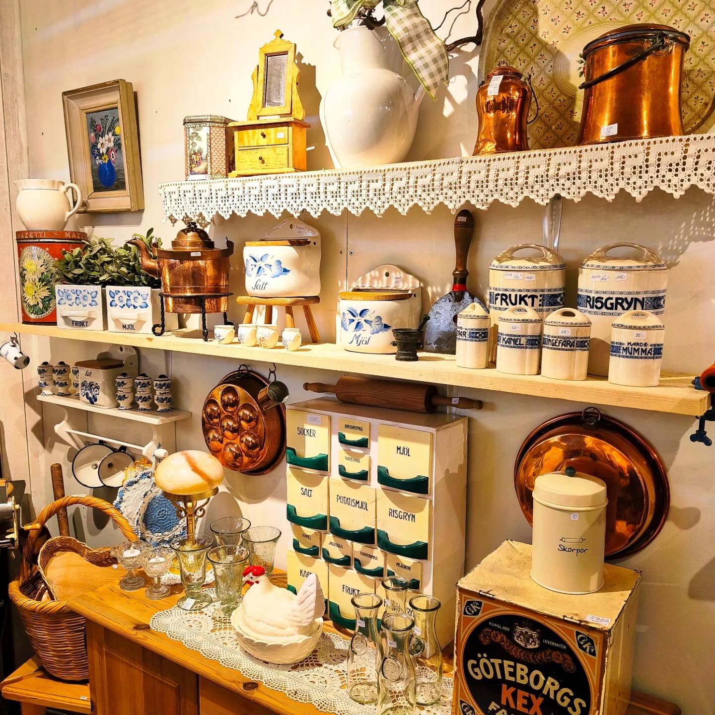 Obs! Påskdagen har Kinnekulle Antique stängt p.g.a. vädret! Välkomna tillbaka 1a maj!
Vårpremiär! Utflykt i Påsk!🐥🐣🐓
4-5 april kl 11-16.
#kinnekulleantique #falkangenkinnekulle #falkangenshantverksby