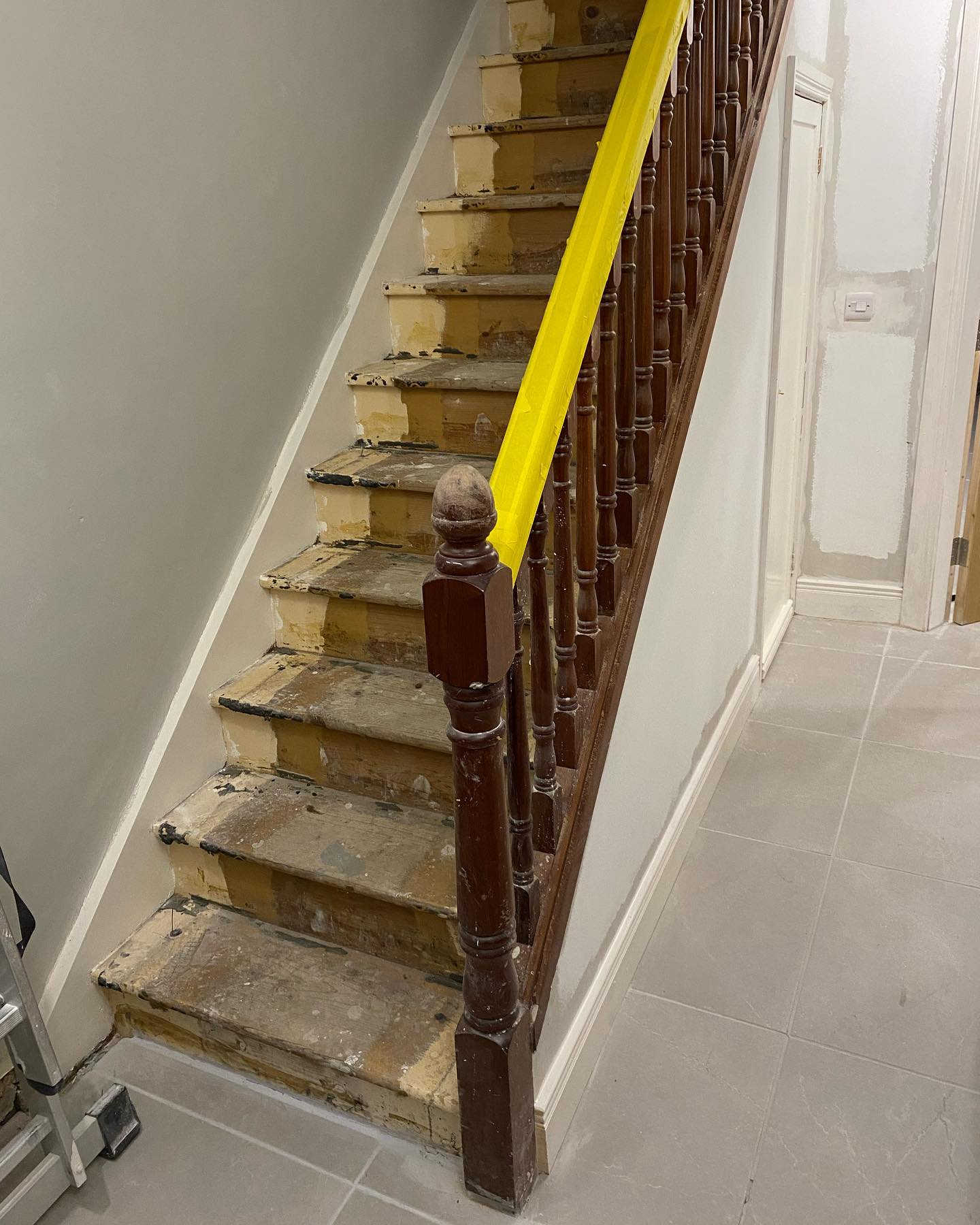 A job we done before Christmas, handrail had a mahogany finish on it. We stripped it back using peel tec, which I think is the best stripper on the market at the moment. It was an oak handrail we kept with a nice clear finish of @smith_rodger_shellacs rock top, and the rest in wedding bouquet. #moranpaintinganddecorating #dundalkpainting #paintersofinstagramart