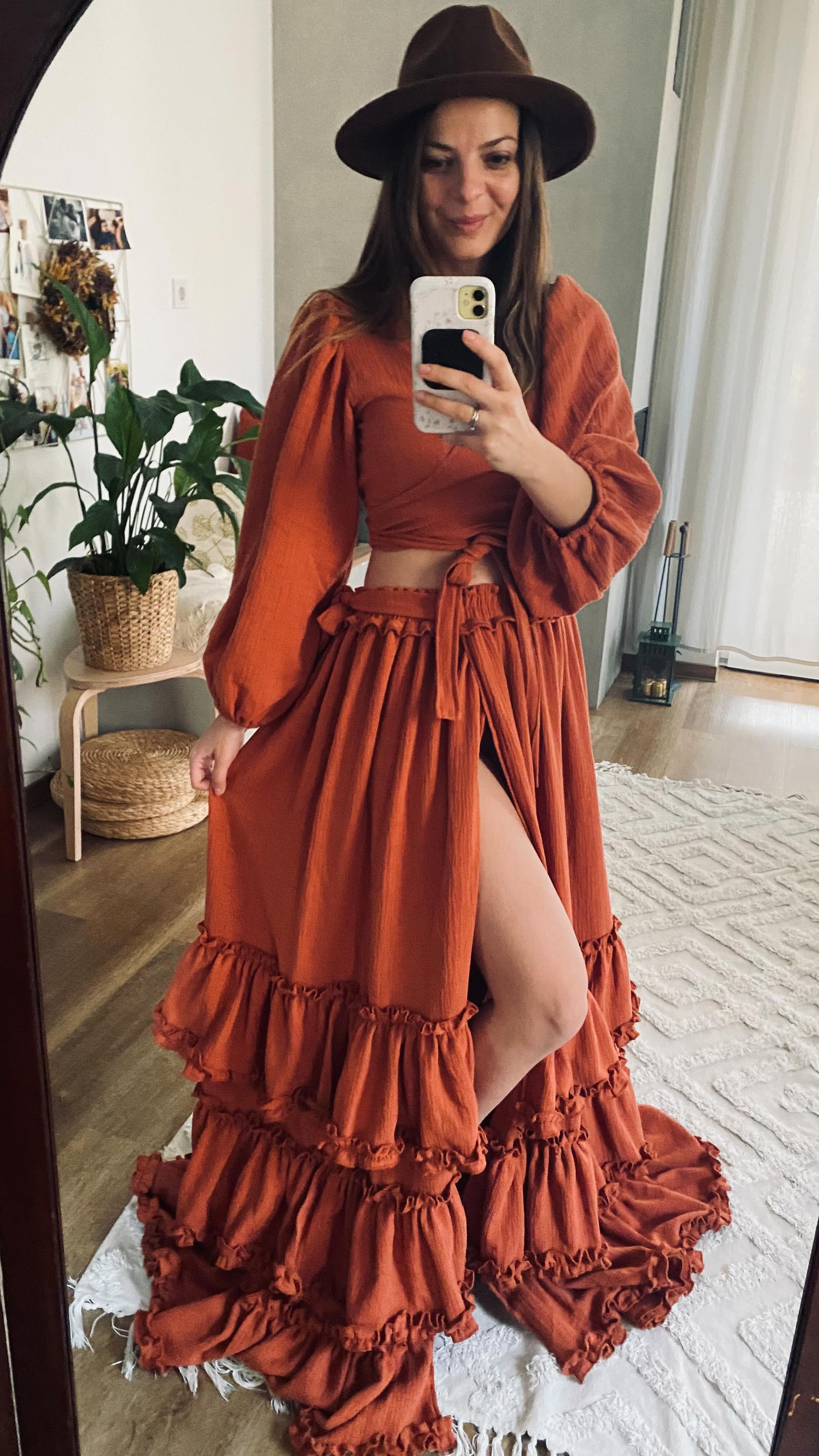 Introducing something new… 🩷
Our latest design has just arrived to the webshop — now available at an exclusive introducing price.
This new wrap top was created after many of your requests ✨
A gentle, feminine silhouette that embraces the body in a soft and flattering way. We especially dreamed it for those who prefer a more subtle, elegant look — including expecting mamas who want to feel beautiful and comfortable at the same time.
Delicate, versatile, and made to move with you.
If it speaks to you, it might be waiting just for you 🤍