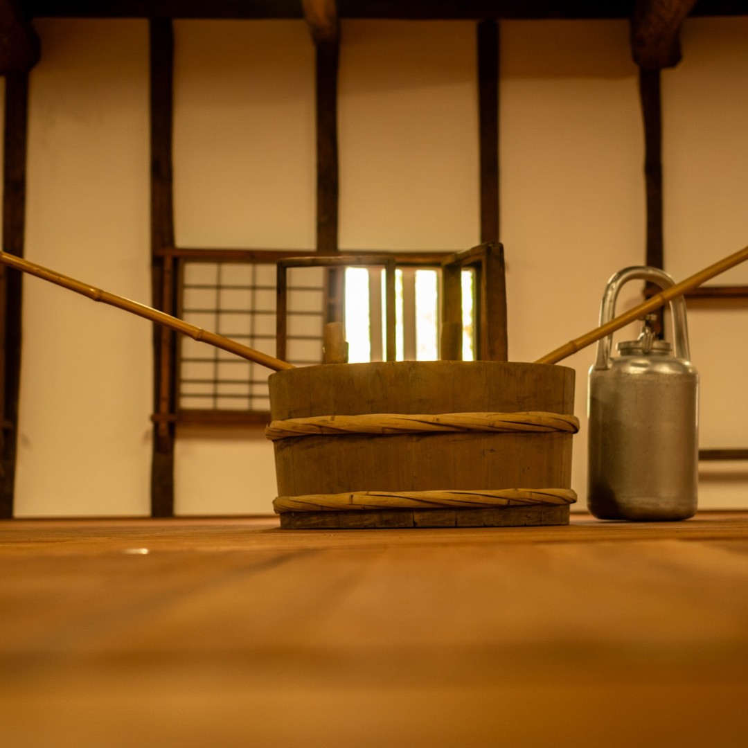 Japanese sake is crafted with a sense of purity and reverence, in breweries that exude an air of cleanliness and dignity. Each step of the process carries the solemnity of a ritual, honoring tradition and precision. 🍶✨
Discover the artistry of sake brewing, where every drop reflects Japan’s spirit and craftsmanship.
Le saké japonais est élaboré dans des brasseries qui respirent la pureté et la noblesse, où chaque étape de sa fabrication s’apparente à un rituel solennel. 🍶✨
Découvrez l’art de la fabrication du saké, une tradition où chaque goutte incarne l’esprit et le savoir-faire japonais.
#ExploreSetouchi
#SamuraiJourney
#SetouchiBreweryTour
#SetouchiSamurai
#JapaneseBrewingArt
#SamuraiAndNature
#HeritageAndFlavor