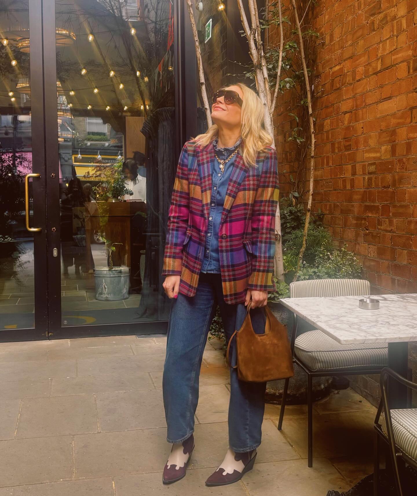 #ootd for a just what the doctor ordered day out with friends this weekend - a lovely meal @jamieolivercatherinest, mooch around Covent Garden and cocktail to finish. Perfect 👌
Gone for double denim with this fun @boden blazer and dug out my western boots.
Style - personal style - personal stylist - women’s style - styling - style inspo - personal styling - casual outfits - everyday outfits - fashion - easy styling
#personalstyle #personalstylist#wiwt #Spring