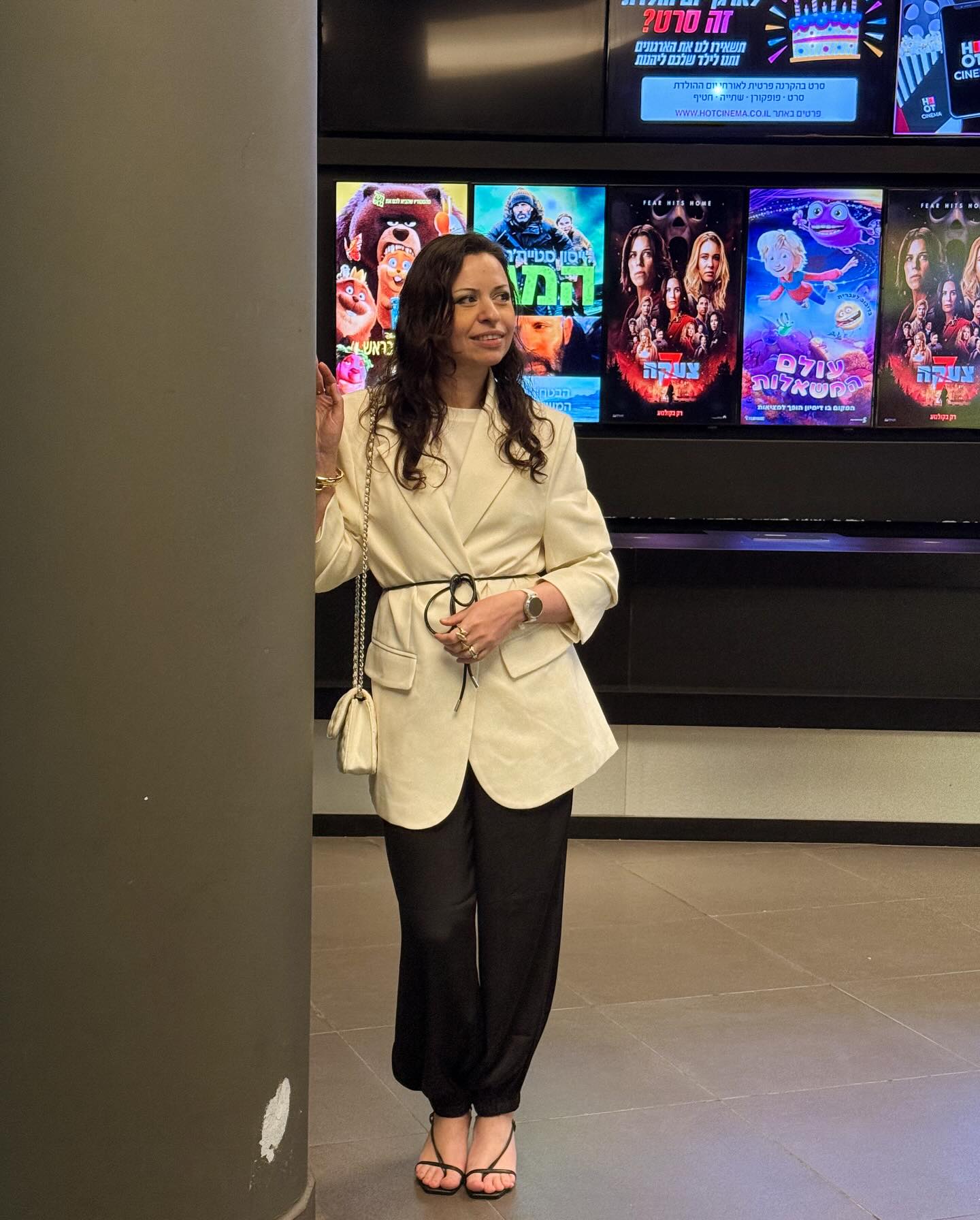 אם יש משהו שחודש מרץ הזה הזכיר לי
זה שגם בתוך תקופות מורכבות,
עדיין קורים דברים טובים.
לפעמים הם קטנים.
אבל הם שם.
ואם עוצרים רגע להתבונן,
מגלים שיש הרבה יותר רגעים כאלה ממה שחשבנו.
אז אלה הדברים שאני רוצה להודות עליהם החודש:
💃 האפשרות להמשיך לרקוד, גם בתוך כל המצב-
רגעים שבהם הגוף זז והלב קצת נפתח.
🚗 זה שלא תפסו אותי אזעקות בזמן נסיעות –
משהו שהופך להיות בכלל לא מובן מאליו בתקופות כאלה.
🤍 העזרה, התמיכה והטיפול הנפשי שקיבלתי –
להרגיש שאני לא לבד בתוך כל זה.
✈️ זה שקוסטיה הצליח לחזור די מהר לארץ –
הקלה גדולה ושקט שחזר לגוף.
📚 הלימודים שהמשיכו לאורך כל התקופה –
יציבות בתוך חוסר ודאות.
👨👩👧 על המפגשים עם חברים והזמן עם המשפחה –
מפגשים, קרבה, רגעים של יחד.
💪 פעילות גופנית שהחזירה אותי לעצמי –
פילאטיס מכשירים, קנגו ג׳אמפ, טרמפולינות, יוגה ואימוני כוח.
דווקא בתקופה מאתגרת, גיליתי כמה זה נותן לי כוח.
🌳 על האפשרות לטייל מסביב לבית,
לנשום אוויר ולראות חיים בחוץ –
משהו קטן שמרגיש פתאום גדול.
📖 על קריאת ספרים ועל סרטים יפים -
בריחה קטנה למקומות אחרים,
גם אם רק לכמה שעות.
💕 דייטים עם קוסטיה –
טיול במרינה, בוקר בבית קפה, סרט, פיצה,
סדנת טקסטורה, משחקים בבית, חדר בריחה, מסעדה.
הרגעים שלנו, בתוך כל מה שקורה.
🌸 על פרחים טריים בבית –
פרט קטן שמשנה את כל האווירה.
🍽 על מלא דברים טעימים שאכלתי החודש –
דברים שהכנתי, דברים שהזמנתי ודברים שפינקו אותי.
💆♀️ השקעה בגוף – מסאז׳ ורפלקסולוגיה,
תזכורת כמה חשוב לתת לעצמי.
📵 שבוע שלם של חופש מהאינסטגרם –
כי גם זה צריך לפעמים,
והעולם המשיך גם כשלא הייתי פה.
👥 על אנשים חדשים ומעניינים שיצא לי להכיר החודש –
כי החיים ממשיכים לפגוש אותנו גם בתקופות כאלה.
🏡 על סדר בבית -
כמה זה עושה לי סדר גם בראש.
🖼 על זה שסוף סוף סיימתי לעצב את חדר העבודה שלי –
ועכשיו המקום הזה מרגיש באמת שלי.
וכשאני מסתכלת על כל זה,
אני מבינה שזה לא “סתם דברים”.
אלה העוגנים שלי.
הדברים שהחזיקו אותי,
גם כשלא הכל היה יציב.
וזה לא מבטל את מה שהיה קשה.
אבל זה כן מרחיב את התמונה.
כי החיים אף פעם לא מורכבים רק מדבר אחד.
ואולי זה התרגול האמיתי
לא להתעלם מהקושי,
אבל גם לא לפספס את הטוב.
אז אני רוצה להזמין גם אותך רגע לעצור 🤍
ולהשלים את המשפט:
על מה בא לי להגיד תודה לחודש מרץ?
#אימוןפסיכולוגי #סיכוםחודש #מרץ #גםוגם