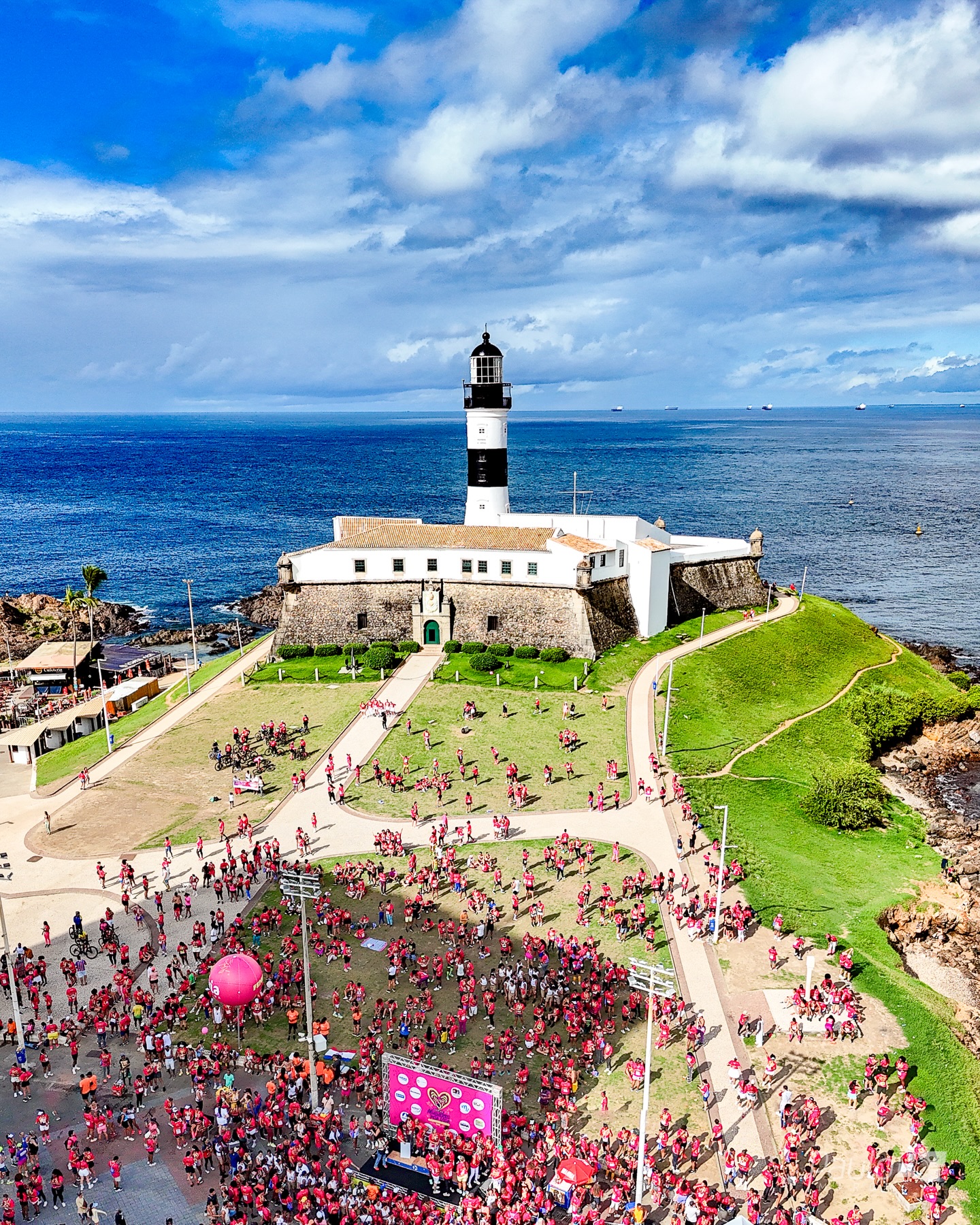 Hoje é dia de celebrar a história, a cultura e a força do nosso povo!
Feliz aniversário, Salvador, pelos seus 477 anos! 🎉
Terra de resistência, diversidade, fé e alegria que inspira toda a Bahia e o Brasil.
Que sigamos lutando por uma capital cada vez mais justa, acolhedora e com de oportunidades para o nosso povo.
Parabéns, Salvador! 🥁🌊✨ #Salvador477 #OrgulhoBaiano