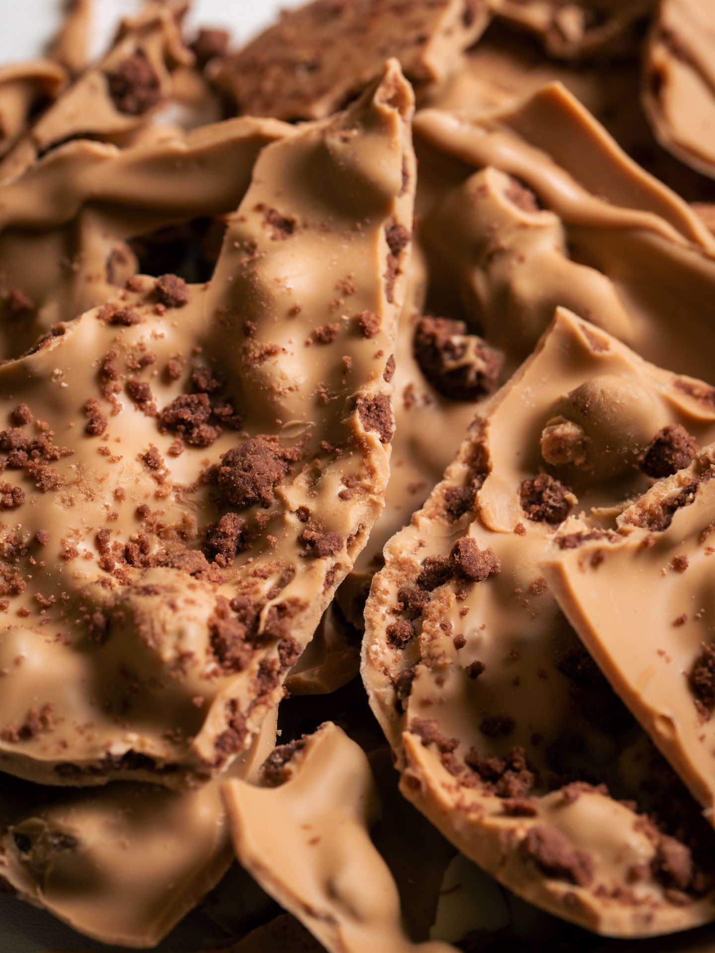 Attenzione: guardare l’interno potrebbe causare voglie improvvise. 💛
Quando il cioccolato si apre e lascia vedere tutta la sua farcitura cremosa, resistere diventa praticamente impossibile.
Con le nostre creazioni ogni morso è una piccola sorpresa… e il finale è sempre lo stesso: “ne voglio ancora”. 🤎
#pasticceriabenito #pasqua2026