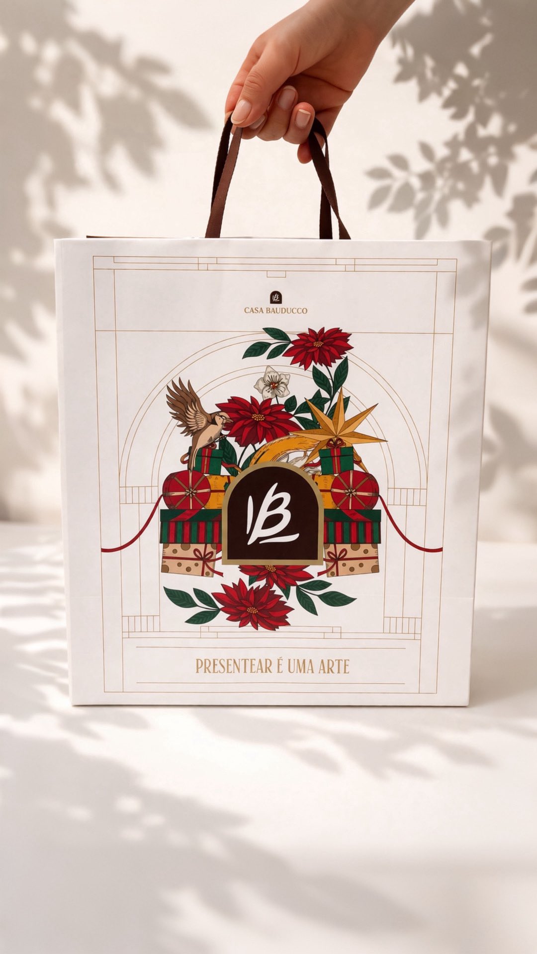 O verdadeiro easter egg de 2026 não está escondido, ele é sentido 🍒✨
Na collab entre Casa Bauducco e Carole Crema, o chocolate vira experiência. Mostro no reels o Ovo de Cereja Trufado, onde a cremosidade encontra a acidez na medida certa, e o trio que funciona como uma degustação sofisticada, do frescor do limão siciliano à suavidade do pistache.
Nada é óbvio. Tudo é pensado para ser descoberto aos poucos.
Mais do que presentear, é sobre provocar sensações.
Veja todos os detalhes na matéria completa, link na bio.
#Páscoa2026 #CasaBauducco #CaroleCrema #EasterEgg #ChocolateLovers LuxuryFood Gastronomia