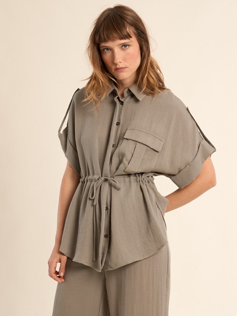 A new Molly Bracken set has arrived! The safari blouse with a tie waist and high waist flared pants are easy to wear, and easy to mix into your current spring wardrobe.
#springfashion #newarrivals #ladiesfashion #sets #shoplocal