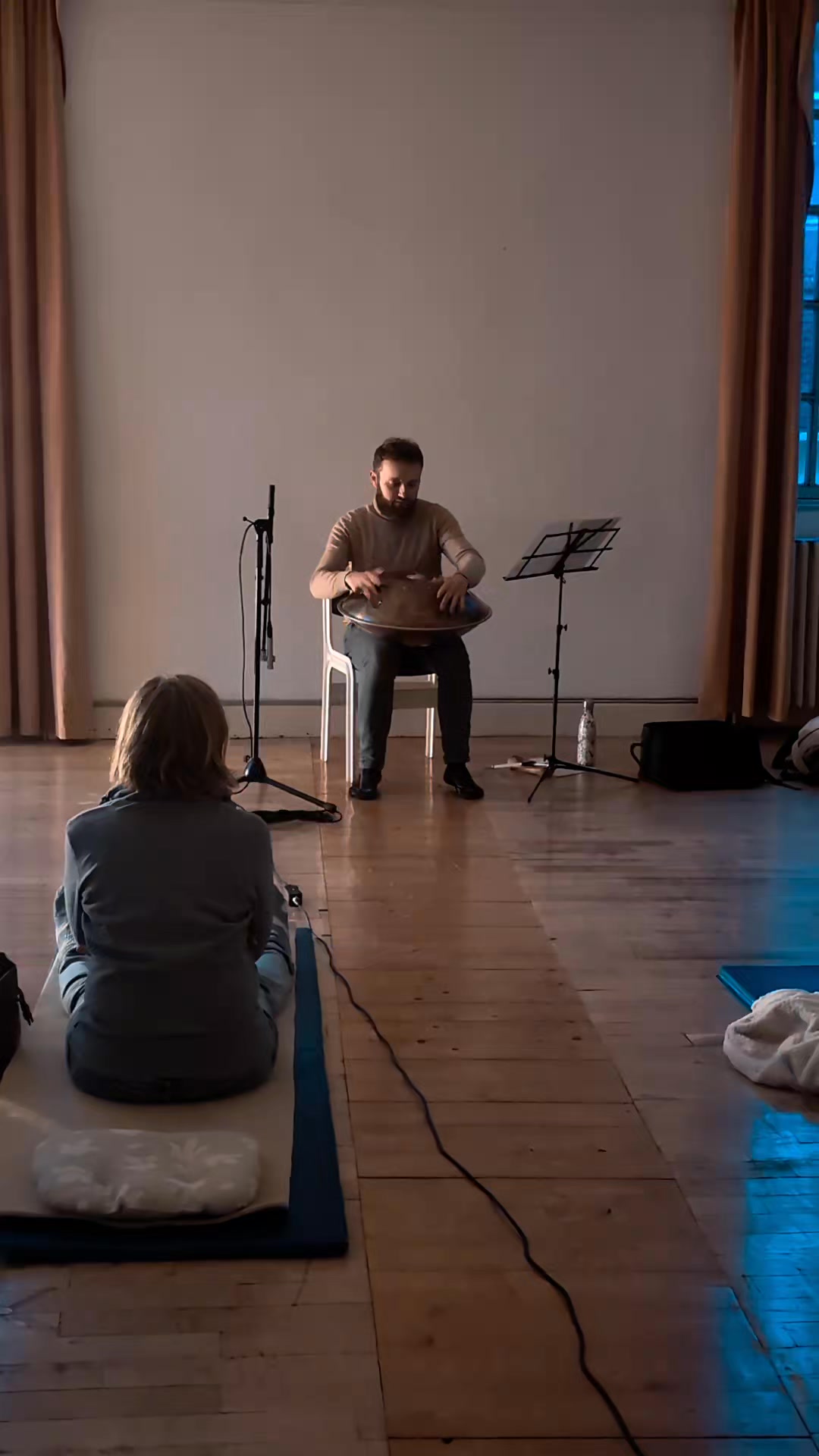✨Encore une belle méditation et de belles rencontres lors de cette soirée chez @associationalthair ✨
Une méditation sous la thématique de "l'enfant intérieur" Comment être un bon parent pour soi.
Merci à tous pour votre présence et vos retours positifs qui m'invitent à continuer cette belle expérience de la méditation guidée au handpan.
D'autres méditations sont à venir bientôt sur Salins et Arbois. 🙏🧘
N'hésitez pas à me contacter si cela éveille votre curiosité 😀
#handpan #meditations #jura