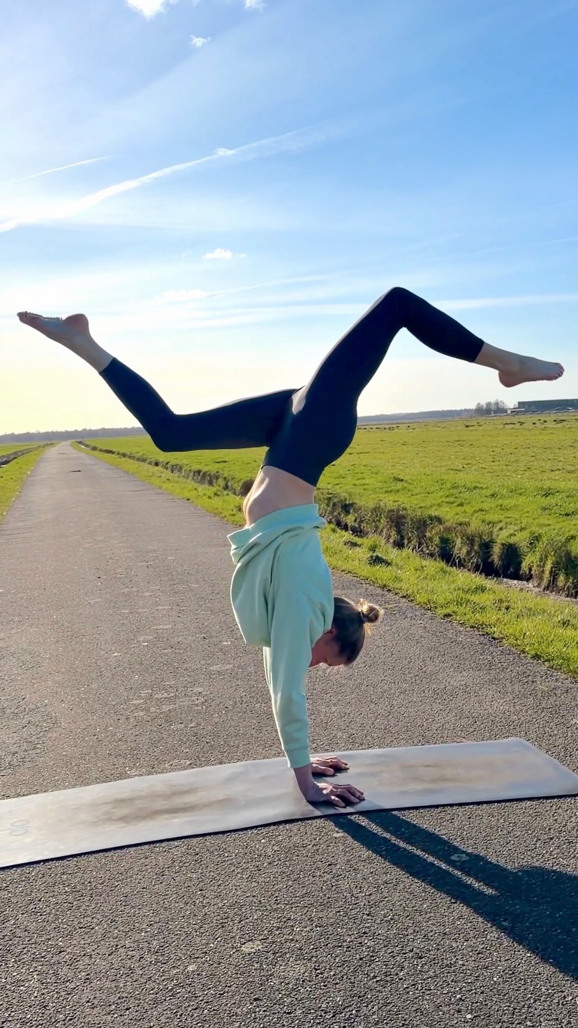 ᵂᴱᴿᴮᵁᴺᴳ Grateful for another year around the sun ✨
This is not my best handstand — not even close. And that’s exactly why I’m posting it today. Because it’s not the “big moments” that make life feel full. It’s noticing the gift inside what looks like a normal day: family and friends, cat cuddles, a body that moves with energy and strength, an easy breath, and a little bit of sunshine.
That’s what I want to celebrate. 🙏🏼❤️
Grateful for all of you, who are a part of this!✨
🇩🇪👇🏼
Dankbar für ein weiteres Lebensjahr. ✨
Das ist nicht mein bester Handstand – nicht mal annähernd. Und genau deshalb poste ich ihn heute. Weil es nicht um die „großen Momente“ geht, von denen wir denken, dass wir sie irgendwann erreichen müssen. Viel wertvoller ist es, das Geschenk in dem zu sehen, was wie ein ganz normaler Moment wirkt: Familie und Freund:innen, Katzenschnurren, ein Körper voller Energie und Kraft, ein freier Atem und ein bisschen Sonnenschein.
Genau das möchte ich feiern. 🙏🏼❤️
Dankbar für euch alle, die das hier mit mir teilen. ✨
#dankbarkeit #birthdaygirl #geburtstag #yogajourney #gratitude