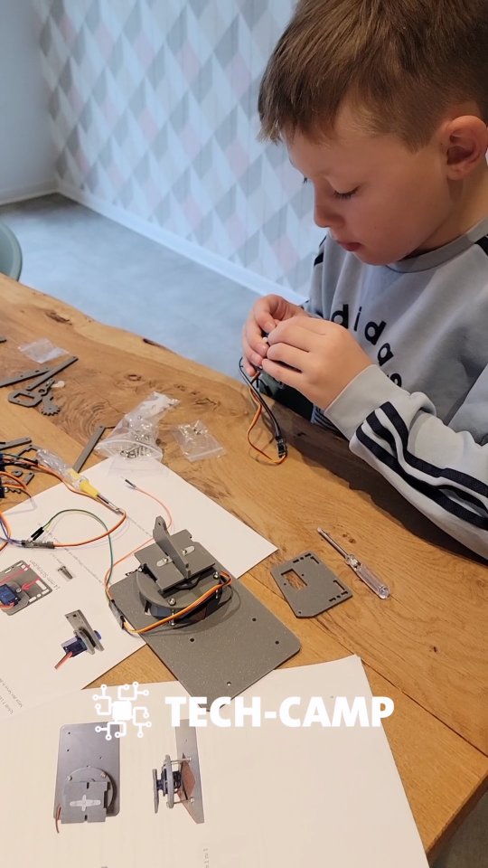 Ein Jugendlicher baut in unserem Robotik-Workshop seinen Roboterarm selbstständig. Schritt für Schritt setzt er die Teile zusammen, entdeckt die Mechanik dahinter und versteht ganz nebenbei, wie Wissenschaft in der Praxis funktioniert.
Beim Aufbau trainiert er Geschicklichkeit, Geduld und logisches Denken. Physik und technische Prinzipien werden nicht auswendig gelernt, sondern intuitiv erlebt, weil jede Schraube und jede Bewegung direkt ein Ergebnis zeigt. Genau so entsteht echtes Interesse an MINT und das Gefühl, es wirklich zu können.
Wenn du Robotik nicht nur sehen, sondern selbst bauen und verstehen willst, ist dieser Workshop genau das Richtige 🤖🔧
#Robotik #MINT #STEM #Jugendprojekt #TechCampAcademy