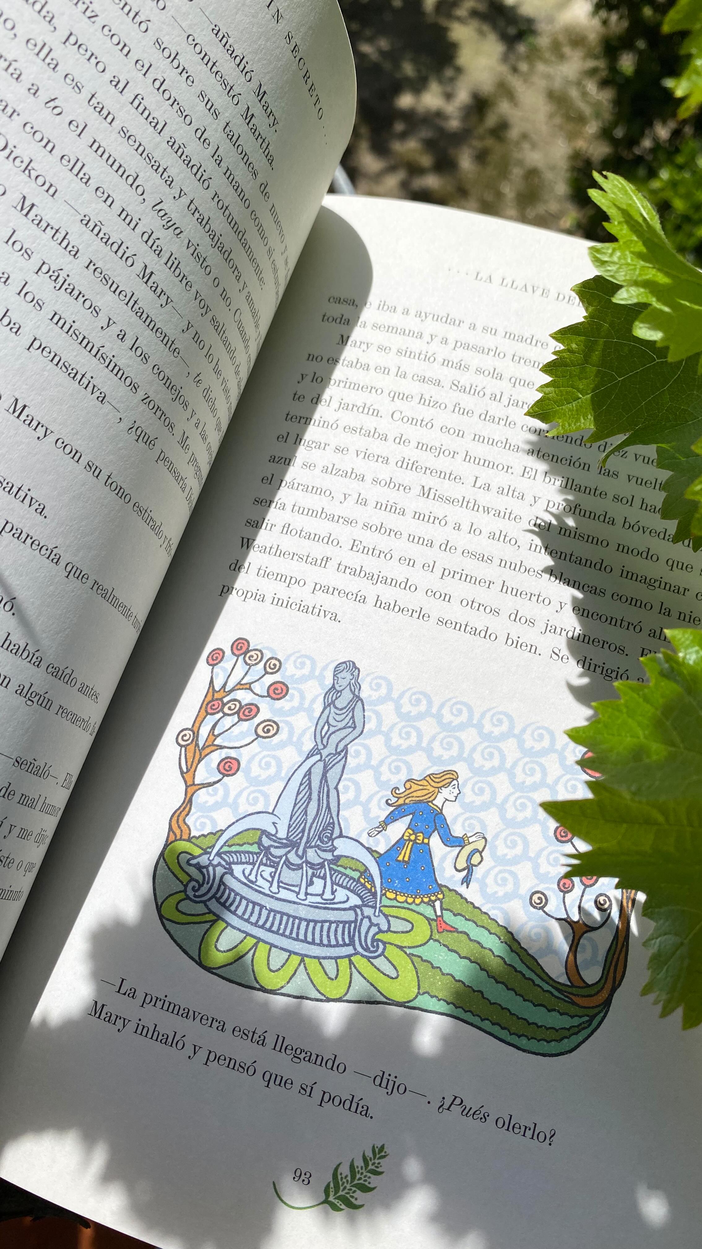 ✨La biblioteca minúscula de Victoria, con @victoriaovaughan • Una estancia todos los primeros domingos de cada mes 🪑
🪜Hoy es el turno de «El jardín secreto» en una edición mágica editada por @folioscopio.libros y con ilustraciones de la pareja de artistas de @minalimadesign
🌱Creo que no hay mejor edición para una historia tan bella como la escrita por Frances Hodgson Burnett ¿Qué os parece a vosotros?
🥸Con una breve narración de un fragmento del librito por Victoria Otero Vaughan.
¡Esperamos que os guste! Y que os animéis a una experiencia lectora diferente. ¡Hasta el próximo mes!