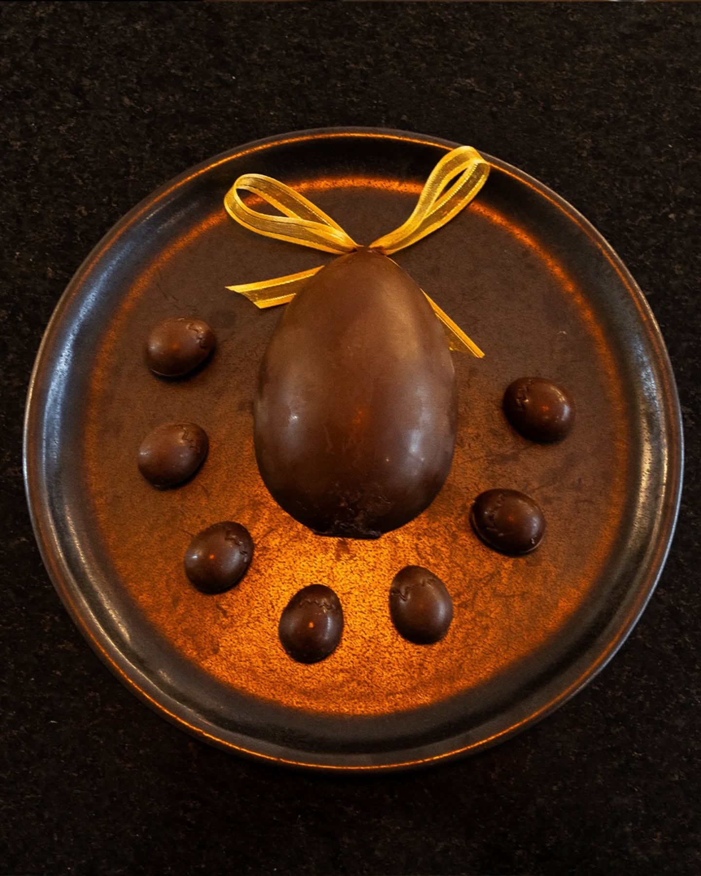 Abril prolonga la festividad de la Pascua y nos invita a detenernos en los matices del cacao. Le invitamos a descubrir nuestro huevo de chocolate mexicano semiamargo: una pieza que resguarda en su interior ocho delicados pralinés de avellana y un suave ganache de vainilla, logrando un equilibrio sutil entre la intensidad del origen y la delicadeza de la técnica manual. 🥚🍫🐇