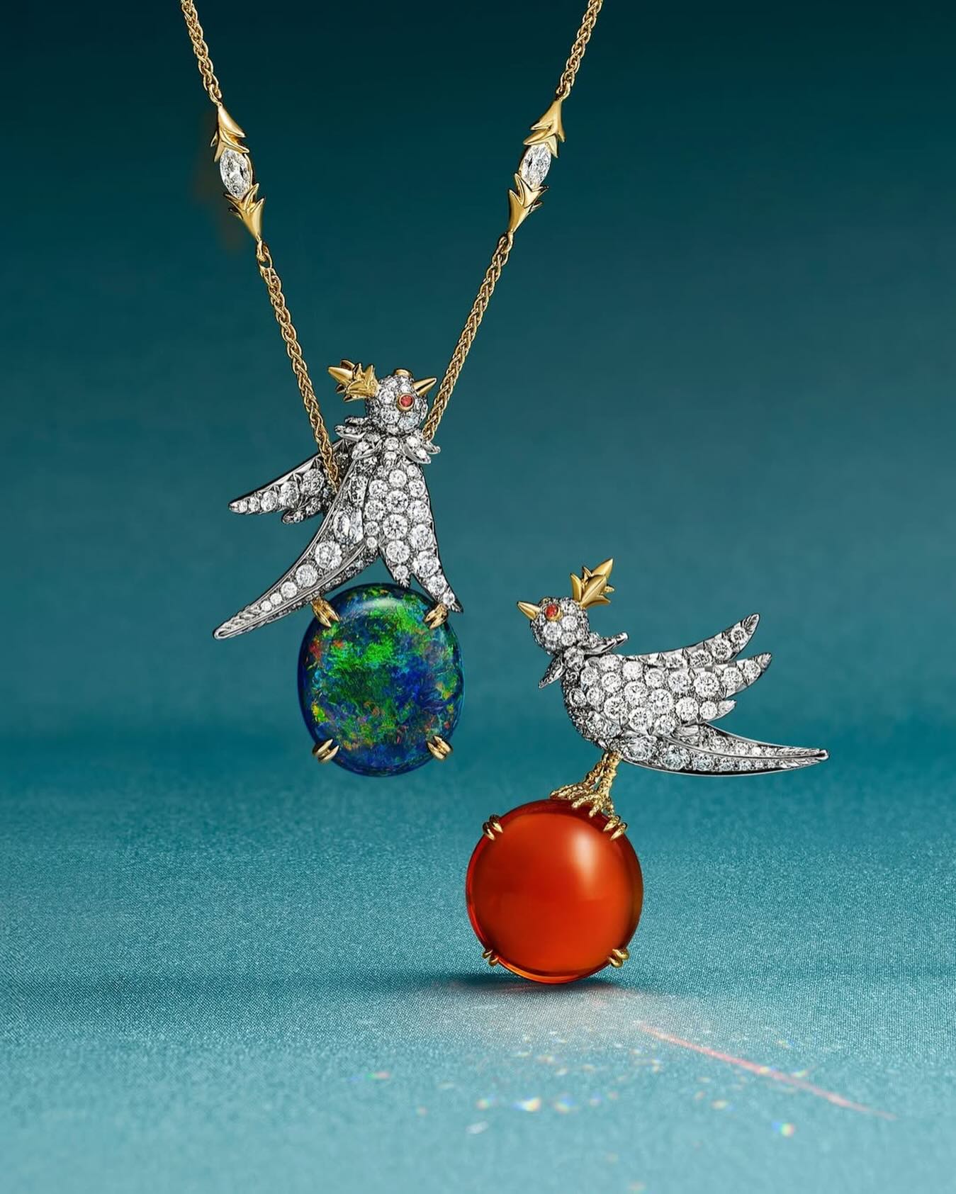 A Tiffany & Co. transforma um de seus maiores ícones em uma narrativa sobre conexão, contraste e individualidade.
A coleção Love Birds revisita o clássico de Jean Schlumberger com um olhar mais sensível, onde pares de joias dialogam entre si e revelam diferentes facetas de uma mesma gema.
Entre lapidações, cores e raridades, o pássaro ganha movimento, leveza e novos significados.
Para ver todos os detalhes dessa nova fase da alta joalheria, acesse a matéria completa no link da bio. ✨
#TiffanyAndCo #LoveBirds #BirdOnARock #AltaJoalheria #LuxuryJewelry JoiasDeLuxo JewelryDesign Gemstones HauteJoaillerie BackstageFashionStories