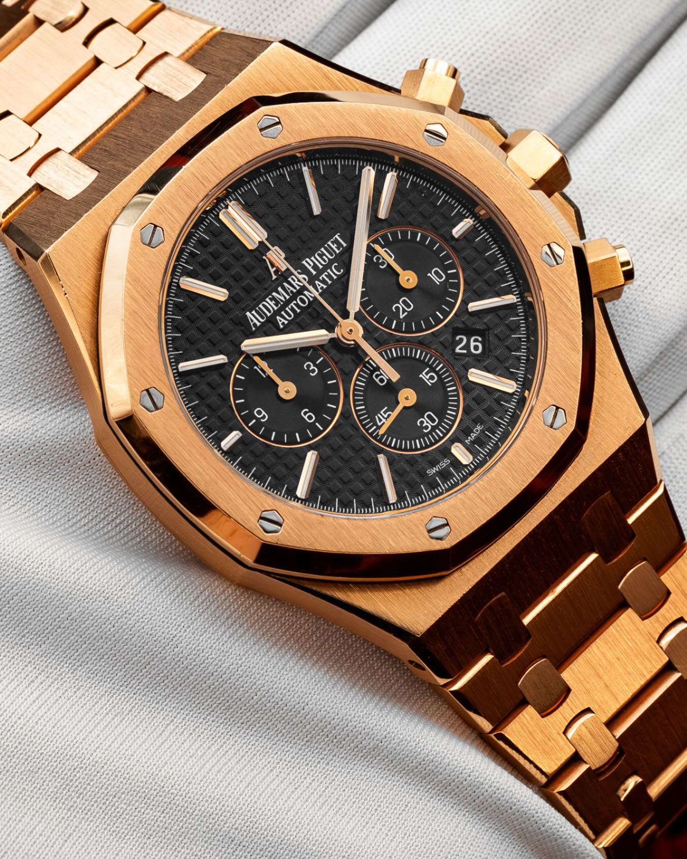 Watch of the Day
Rose gold case that catches light from every angle.
Waffle-textured dial adding depth you notice up close.
Chronograph subdials balanced perfectly across the face.
That iconic octagonal bezel with exposed screws doing all the talking.
Some watches flex quietly. This one doesn’t have to try.
DM for details before it’s gone.
#WatchOfTheDay #AudemarsPiguet #RoyalOak #RoseGoldWatch #LuxuryWatch