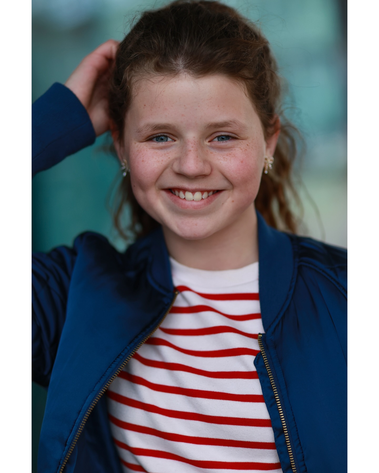 @lillien.g.official vor meiner Kamera. Es macht immer wieder viel Spaß mit Lilli zu arbeiten. Erst haben wir gemeinsam eine Szene für ihr Demoband gedreht und nun sind auch noch wundervolle Schauspiel-Porträts entstanden.
Kein Posing – einfach sie, im Moment.
Hat richtig Spaß gemacht mit dir!
FROHE OSTERN 🐣
Vertreten wird Lilli von der Agentur @soehne.toechter
#shortlistcoaching #schauspielportrait #kidsactor #casting #youngactor