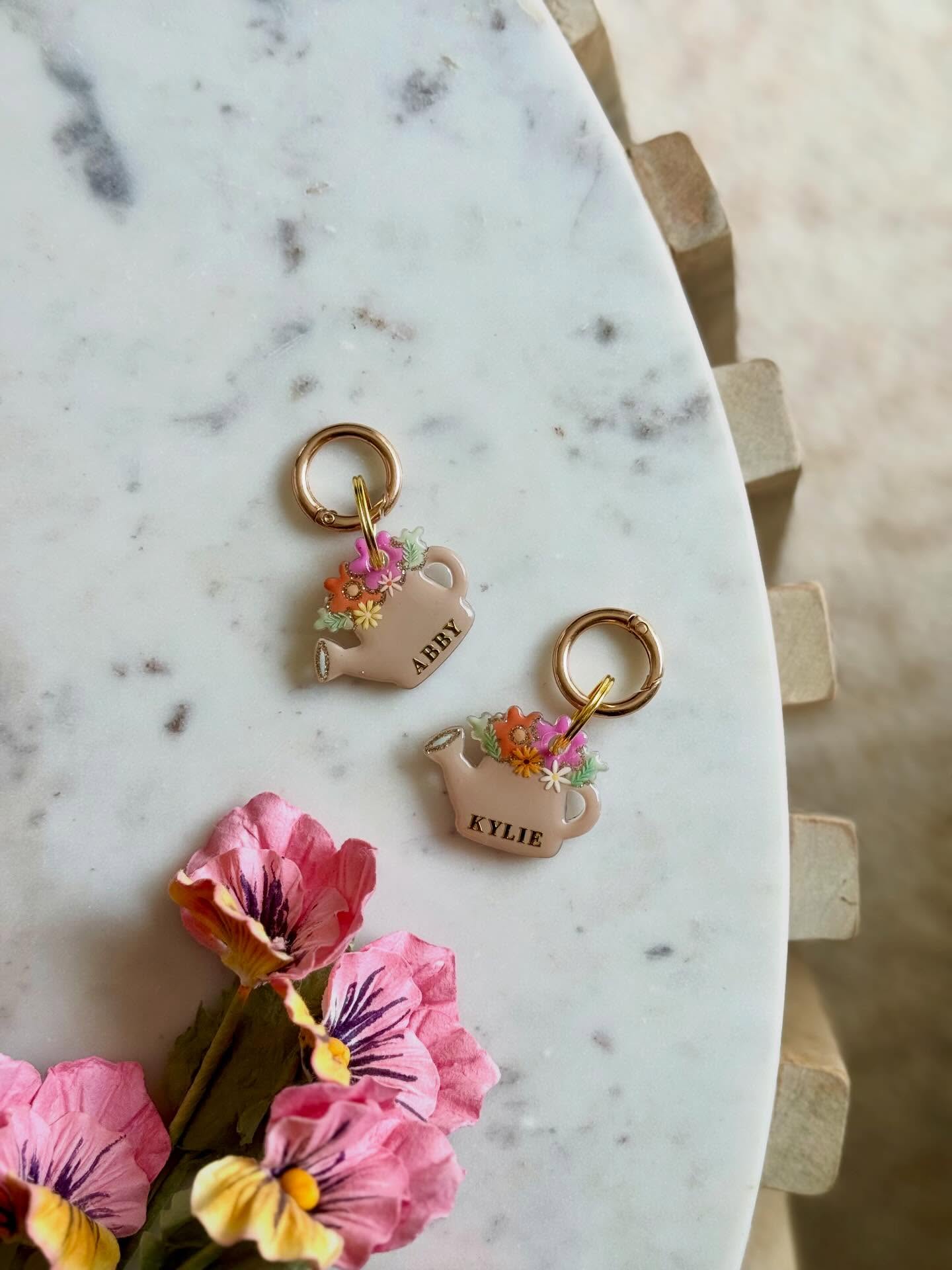 NEW 👀✨
LE JARDIN DE NONO 🪴 🌷
Avec cette médaille, j’ai voulu créer un petit coin de printemps à porter : un arrosoir rempli de fleurs à partager, à sentir, à admirer… comme un jardin miniature à emporter partout. 🫶🏻✨
Hâte de voir vos retours sous ce post 👇🏻🌷
#printemps #medaillechien #accessoirechien #chienstylé #dogaccesories