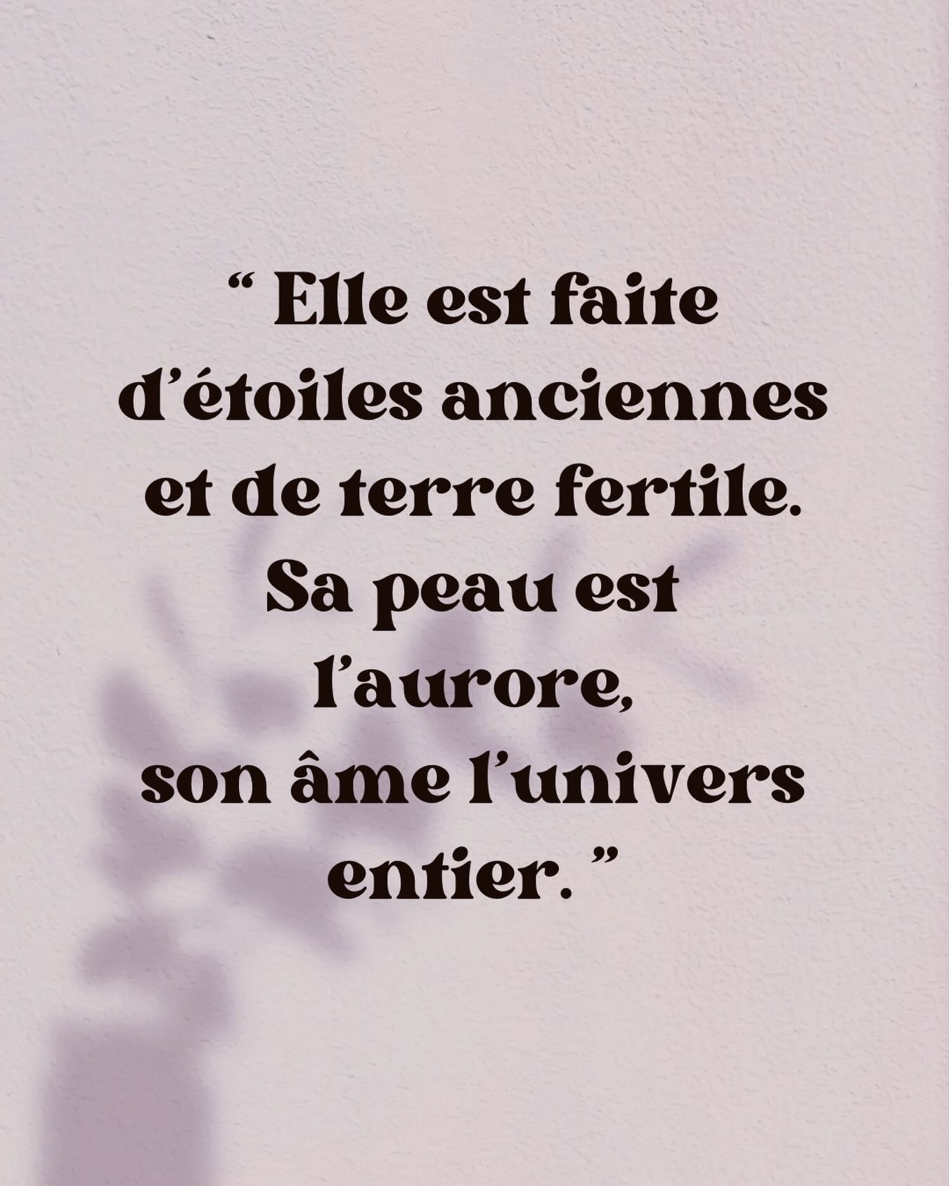 « Elle est faite dâĂ©toiles anciennes et de terre fertile. Sa peau est lâaurore, son Ăąme, lâunivers entier. » đ
ChĂšre Femme Noire, que cette citation participe Ă recharger ton Ăąme pour la semaine qui arrive : rappelle-toi que tu es une Ćuvre unique, tissĂ©e de lumiĂšre et dâhistoire. Je tâenvoie beaucoup dâaffection pour cette semaine Ă venir đ
Chez MWANAMKE Cosmetique, nous cĂ©lĂ©brons cette beautĂ© qui transcende le temps â celle qui rayonne de lâintĂ©rieur et illumine tout ce que tu touches. âš
đ« Prends soin de toi comme lâastre que tu es.
NB : Je suis consciente que le mot « fertilité » nâest pas facile Ă lire pour toutes les femmes⊠certaines dâentre nous peuvent avoir un parcours difficile vers la maternitĂ©. Quand jâai Ă©cris « fertile », je fais aussi allusion Ă ce que tu arrives Ă crĂ©er et ce Ă quoi tu arrives Ă donner vie dans ton environnement đ©·
#MwanamkeCosmetique #Afrobeauty #BlackBeauty #CosmétiqueNaturelle #PeauNoire