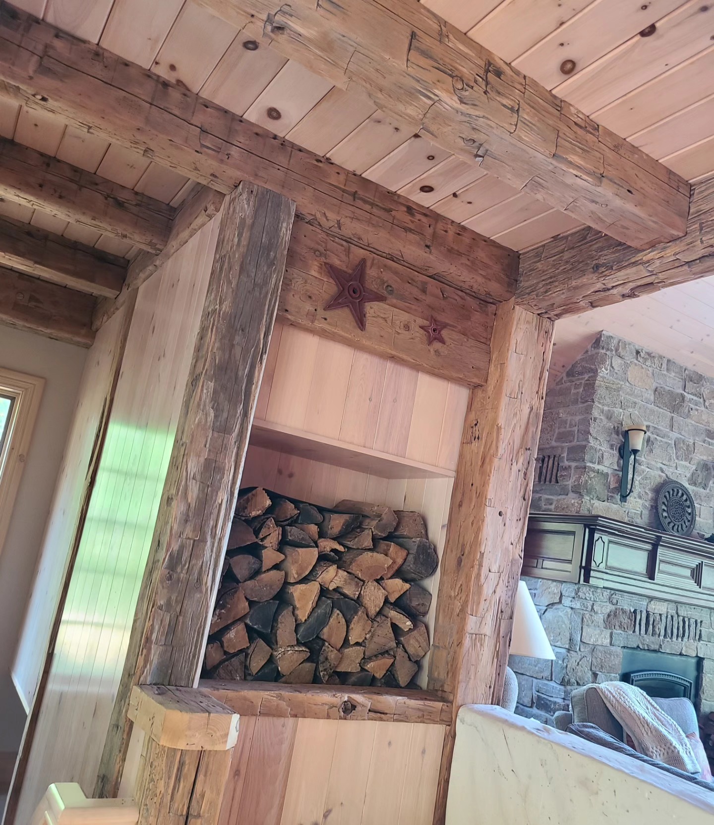 Beautiful hand hewn timbers in this cottage! Contact us today for all your reclaimed material needs.
#handhewntimbers #handhewn #hewn #timberframe #cottage #cottagedecor #cottagestyle #interiordesign #pine #hemlock #barnbeam #northernontario #lakehouse #Timbercraftco