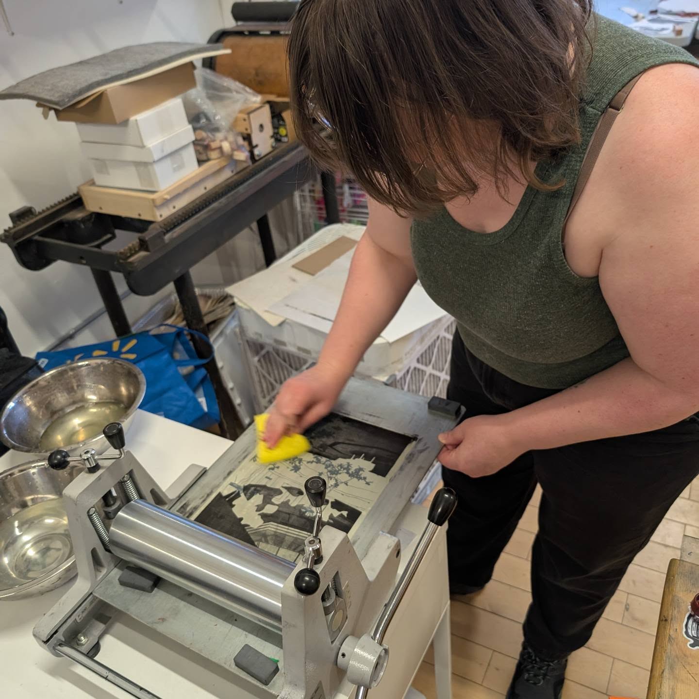 Come play with pronto plates with inPrint! A finicky but fun alternative to stone litho, our upcoming workshop is the perfect opportunity to work through it with an experienced printmaker by your side! No previous experience in print needed either so this is great for anyone to try.
Pronto Plates:
Alternative Litho
Sunday, April 19, 2026
10am to 2pm
$75
58 Wade Ave, Unit 8a
Toronto, On
Register with the link in our bio or at www.inprintcollective.com/join-a-workshop
ID: Amye St John stands over a table top etching press, sponging down a pronto plate that is about to get inked.
#torontoprintmakers #torontoprintstudio #learnlithography #torontoartclasses #artclass